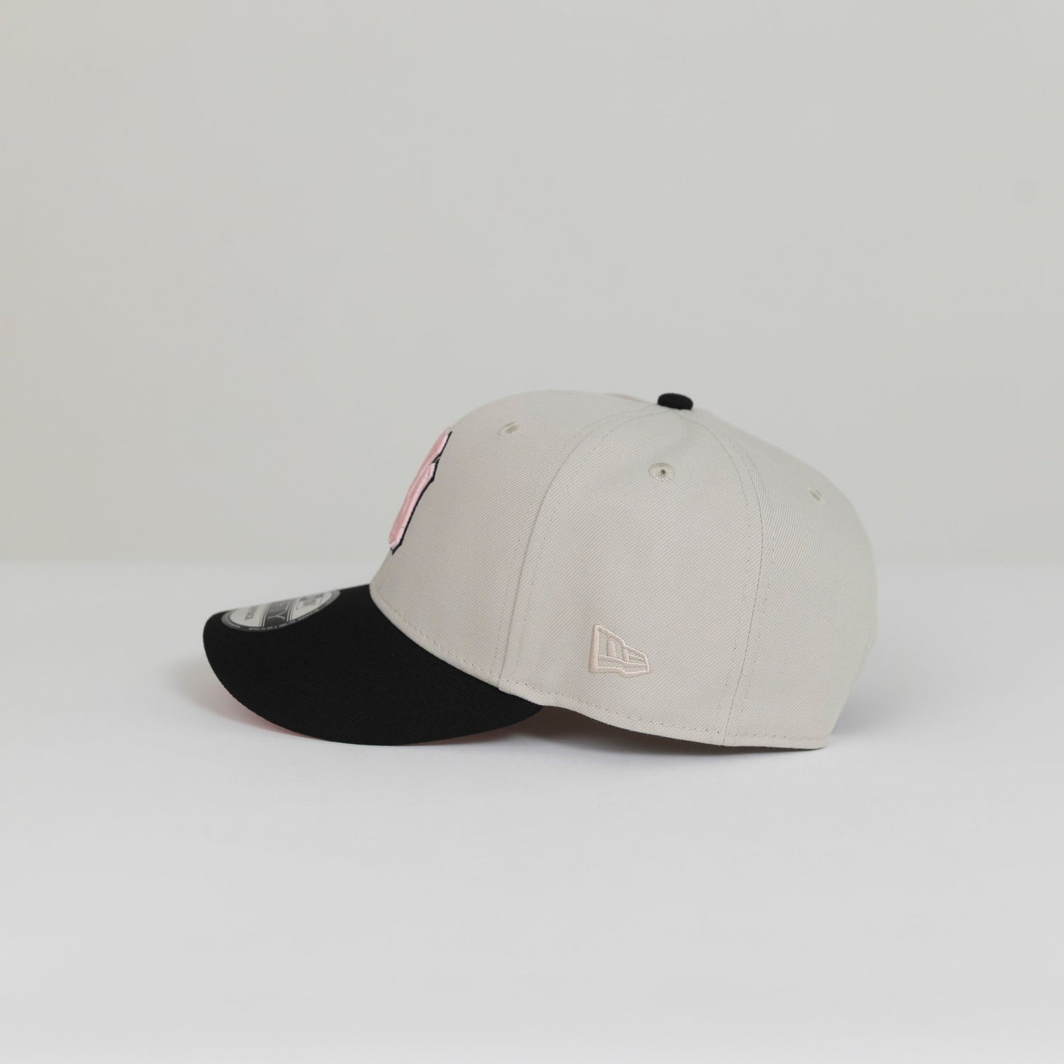 NEW ERA EXCLUSIVE 9FIFTY STONE GREY/ BLACK NEW YORK YANKEES SNAPBACK W/ 1996 WORLD SERIES SIDE PATCH