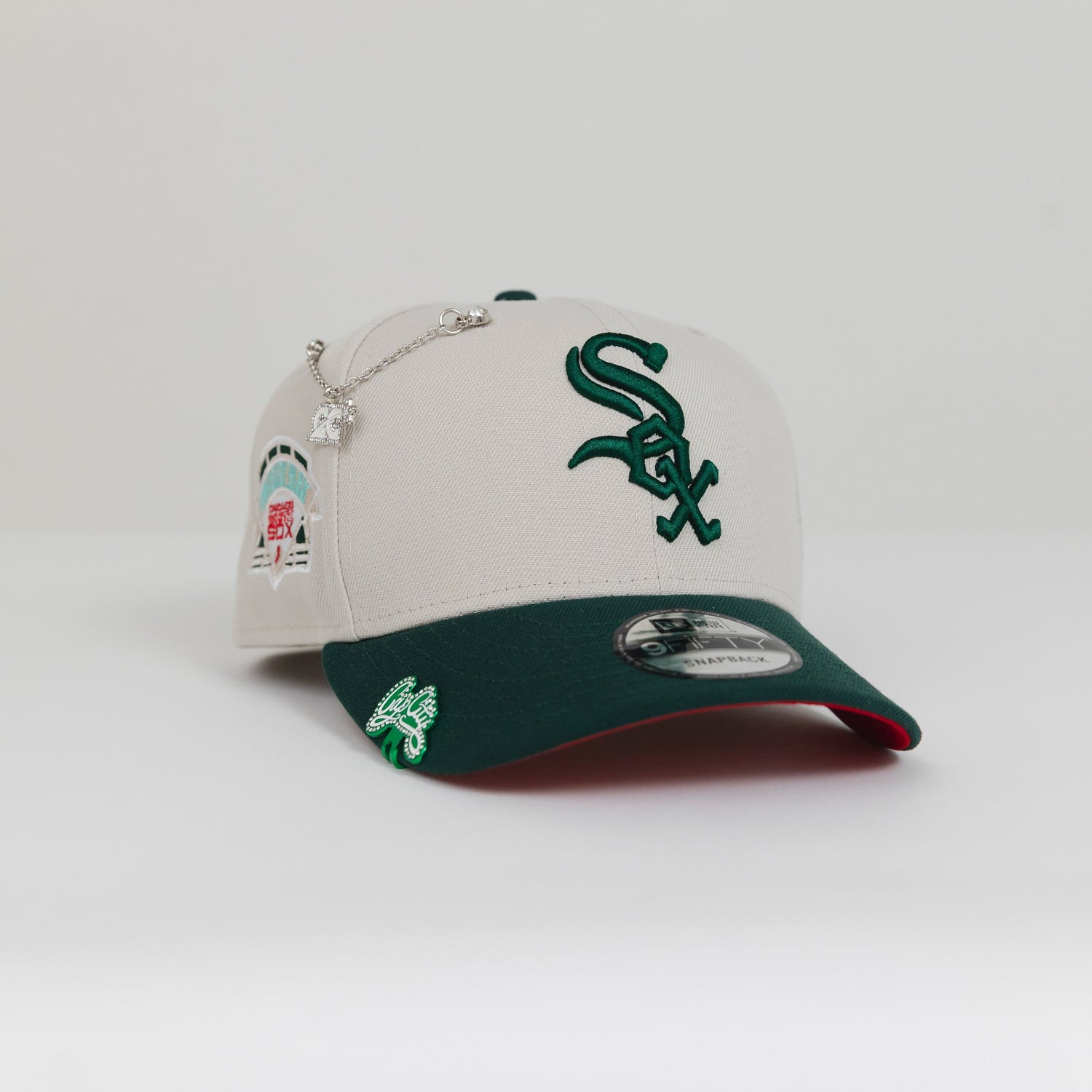 NEW ERA EXCLUSIVE 9FIFTY STONE GREY/ PINE GREEN CHICAGO WHITE SOX SNAPBACK W/ COMISKEY PARK SIDE PATCH