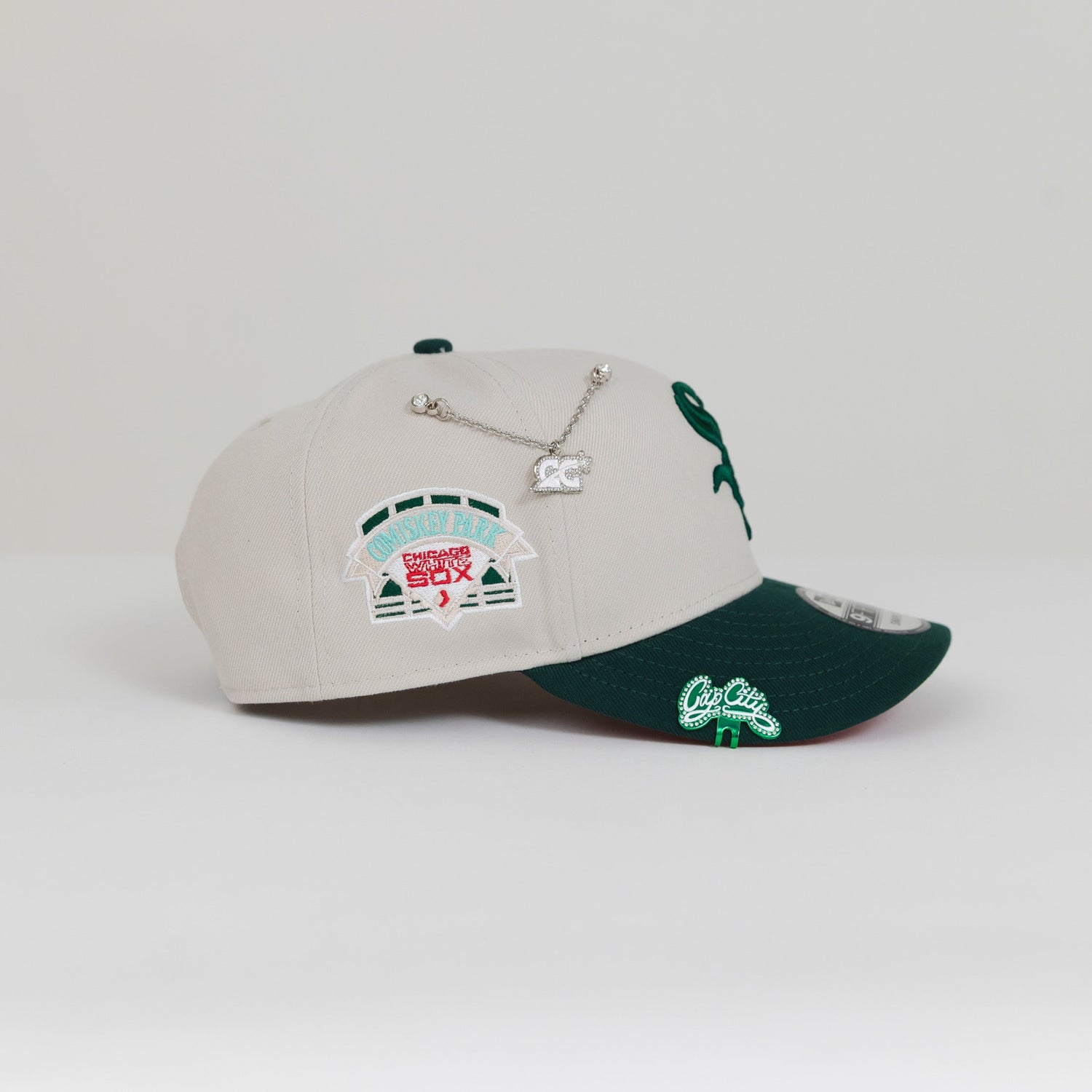 NEW ERA EXCLUSIVE 9FIFTY STONE GREY/ PINE GREEN CHICAGO WHITE SOX SNAPBACK W/ COMISKEY PARK SIDE PATCH