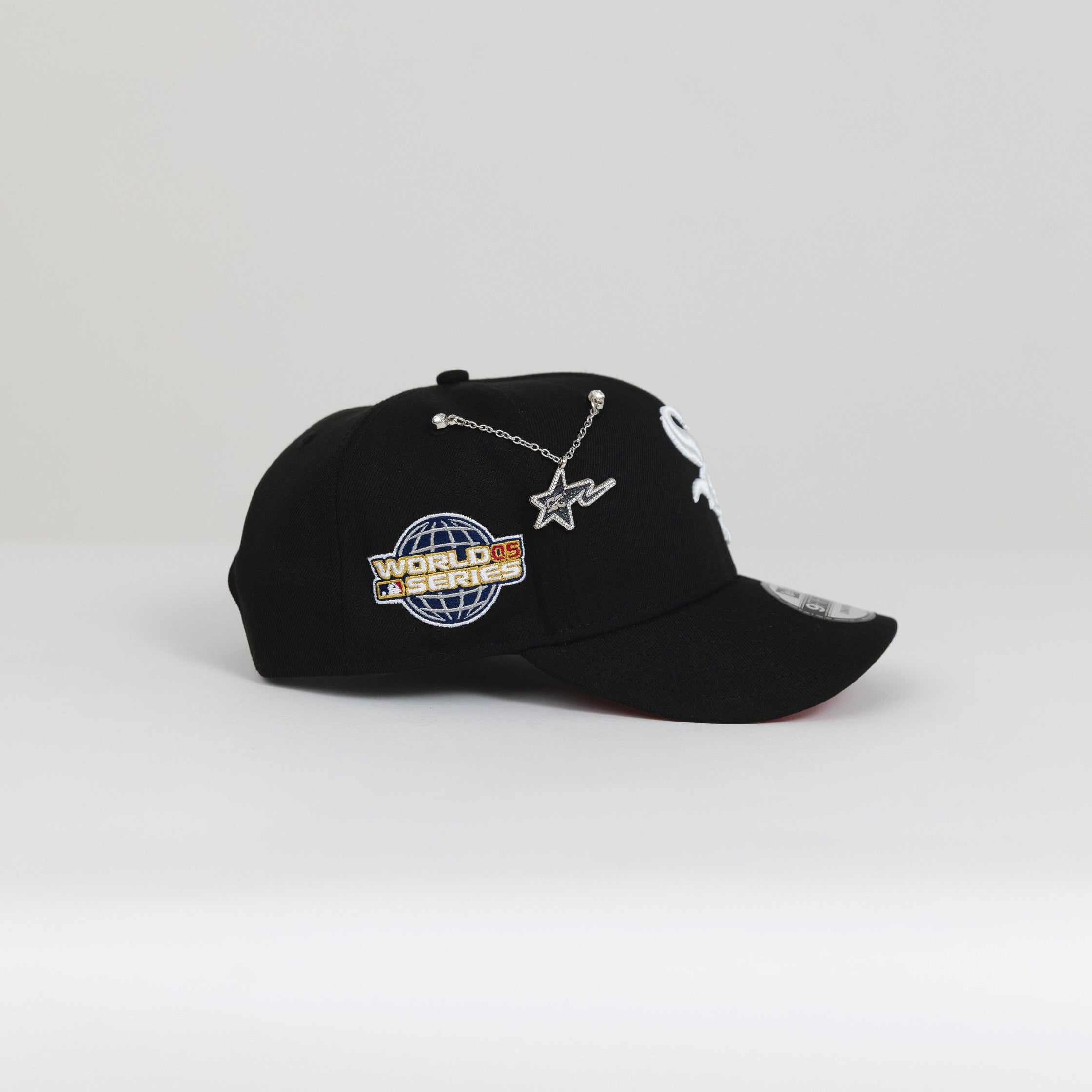 NEW ERA EXCLUSIVE 9FIFTY BLACK CHICAGO WHITE SOX SNAPBACK W/ 2005 WORLD SERIES SIDE PATCH