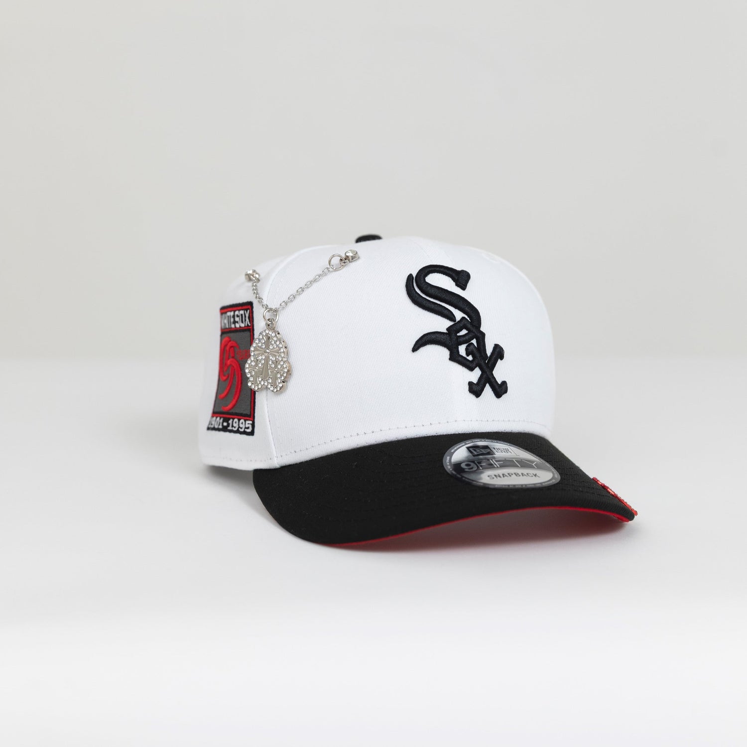 NEW ERA EXCLUSIVE 9FIFTY PEARL WHITE/ BLACK CHICAGO WHITE SOX SNAPBACK W/ 95TH ANNIVERSARY SIDE PATCH