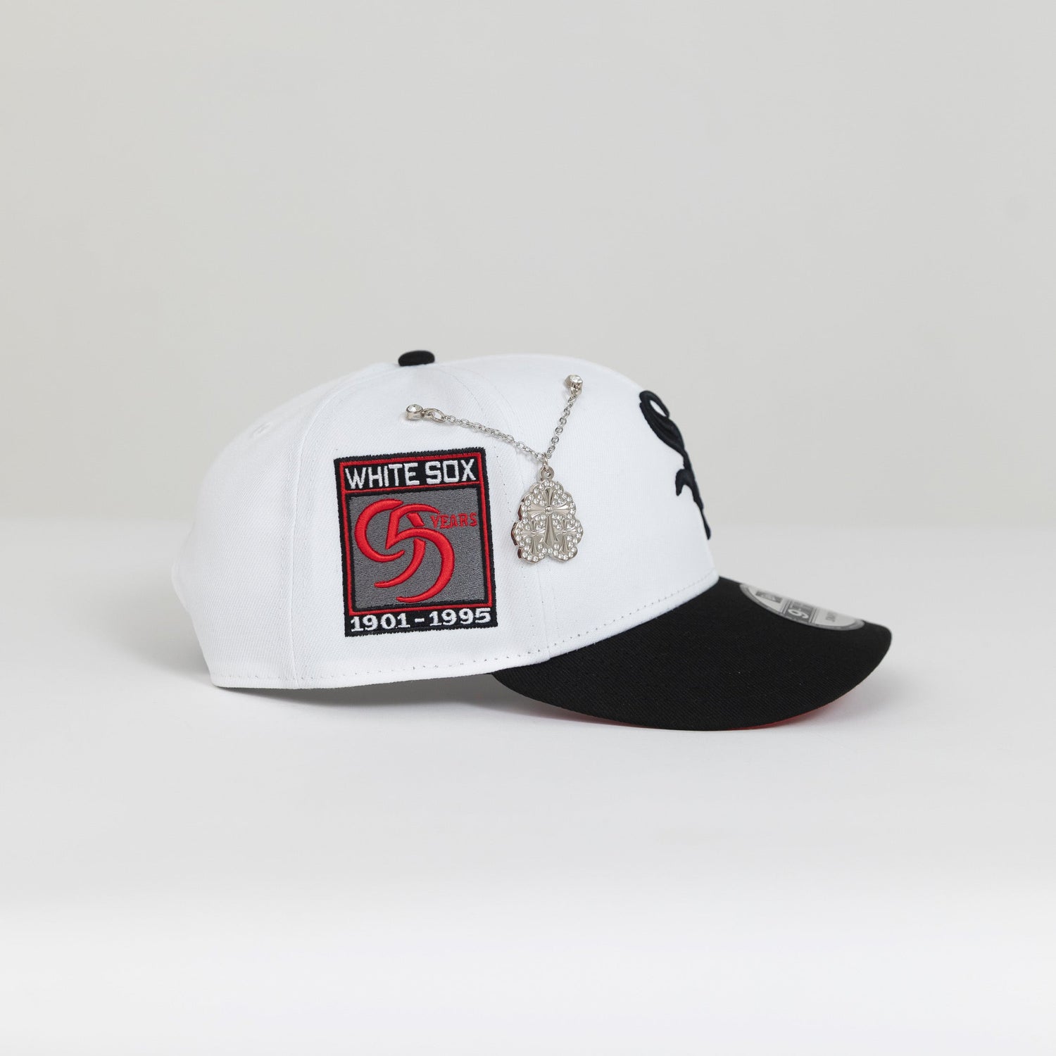 NEW ERA EXCLUSIVE 9FIFTY PEARL WHITE/ BLACK CHICAGO WHITE SOX SNAPBACK W/ 95TH ANNIVERSARY SIDE PATCH