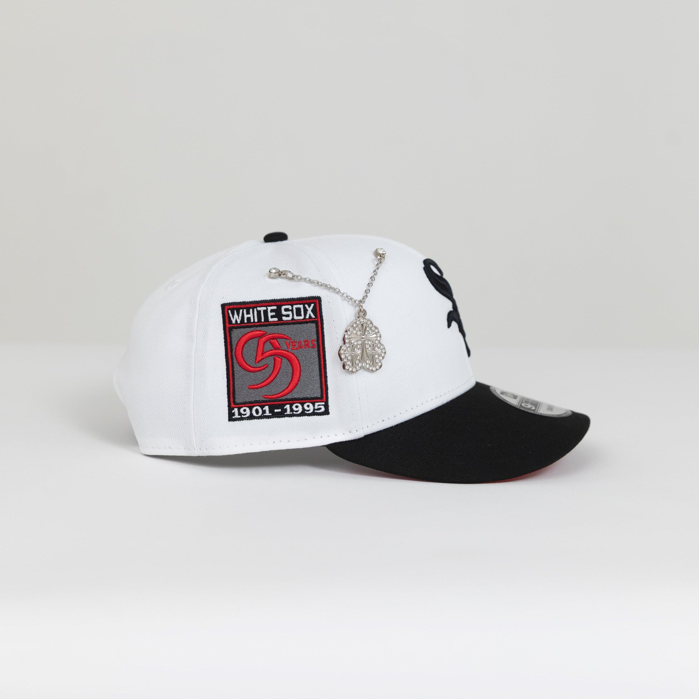 NEW ERA EXCLUSIVE 9FIFTY PEARL WHITE/ BLACK CHICAGO WHITE SOX SNAPBACK W/ 95TH ANNIVERSARY SIDE PATCH