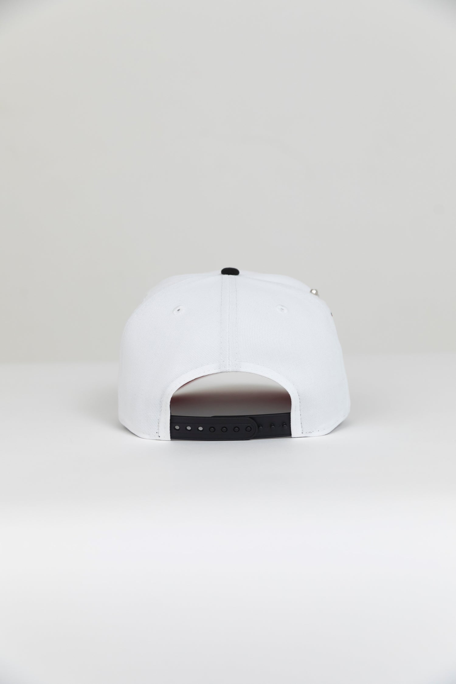 NEW ERA EXCLUSIVE 9FIFTY PEARL WHITE/ BLACK CHICAGO WHITE SOX SNAPBACK W/ 95TH ANNIVERSARY SIDE PATCH