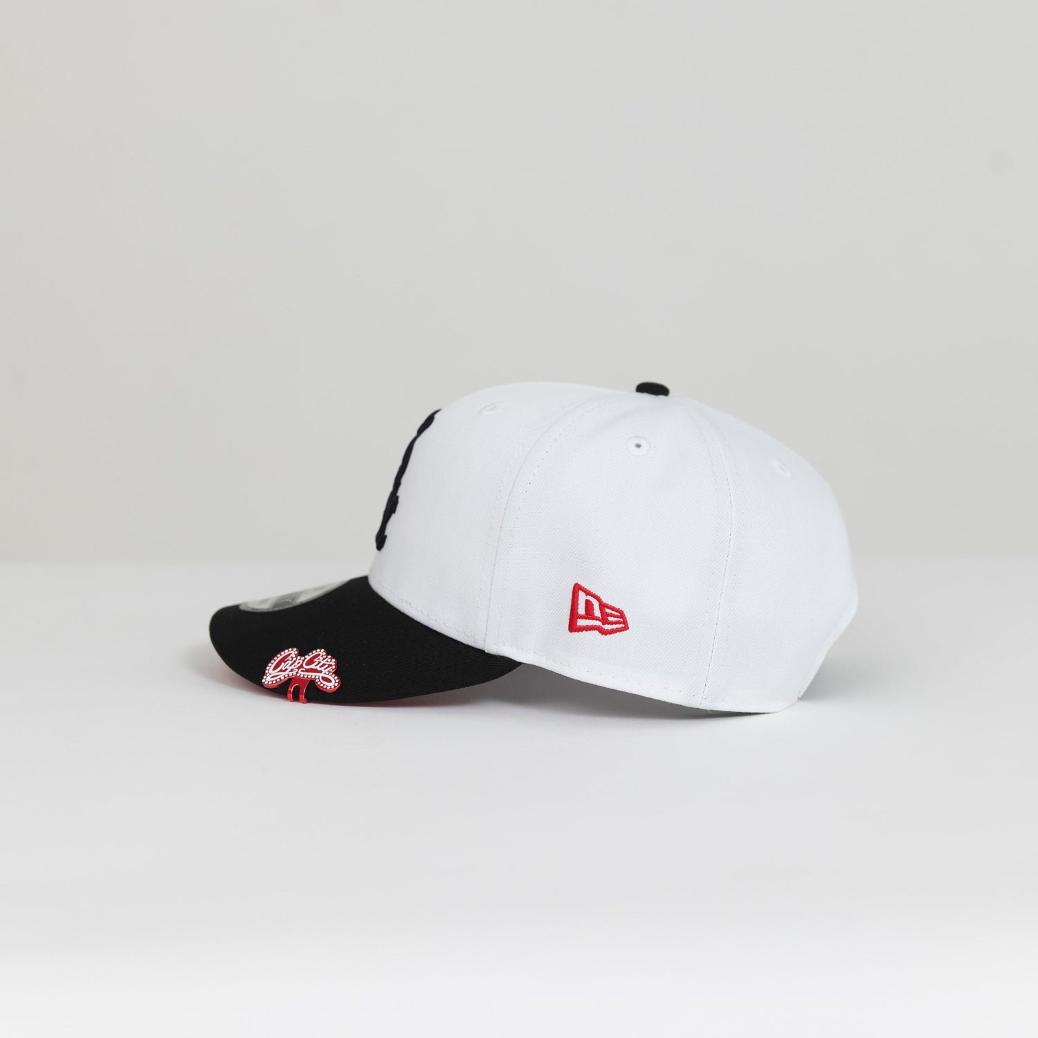 NEW ERA EXCLUSIVE 9FIFTY PEARL WHITE/ BLACK CHICAGO WHITE SOX SNAPBACK W/ 95TH ANNIVERSARY SIDE PATCH