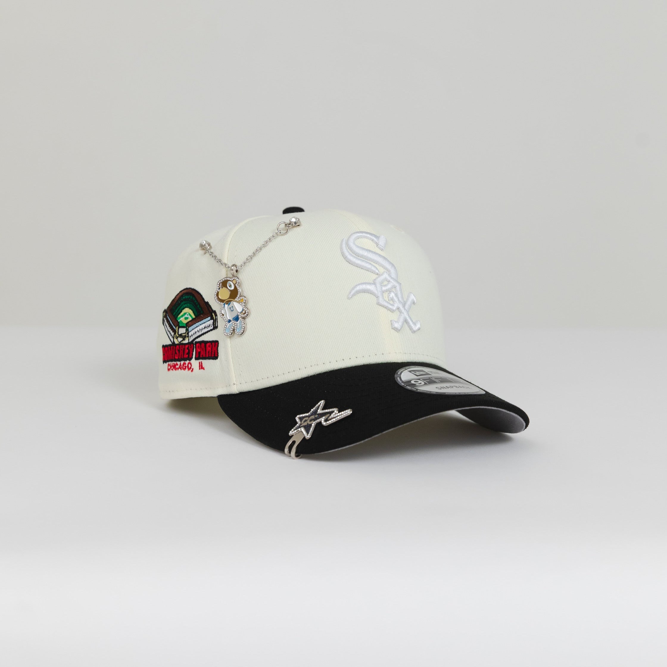 NEW ERA EXCLUSIVE 9FIFTY CHROME/ BLACK CHICAGO WHITE SOX SNAPBACK W/ COMISKEY PARK SIDE PATCH