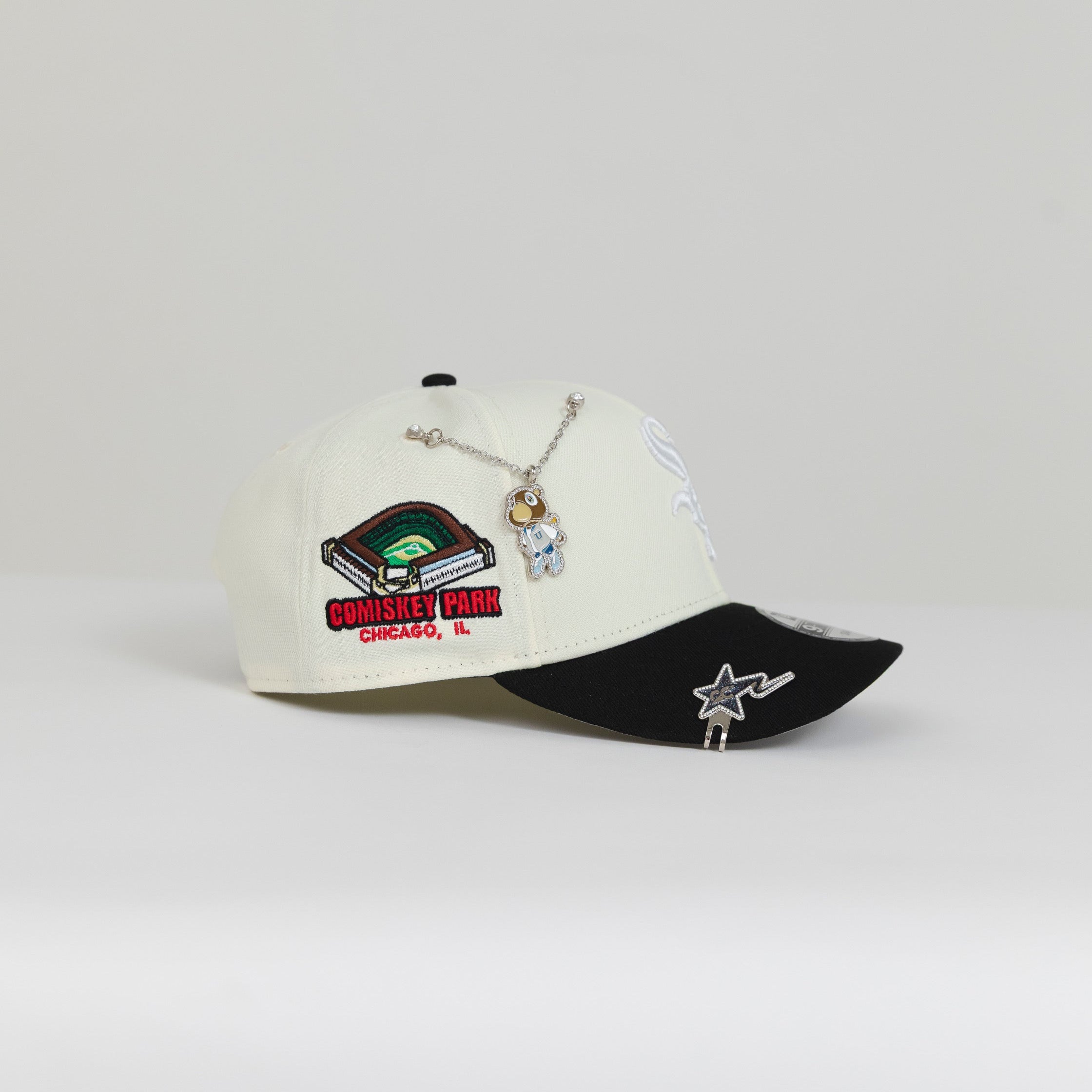 NEW ERA EXCLUSIVE 9FIFTY CHROME/ BLACK CHICAGO WHITE SOX SNAPBACK W/ COMISKEY PARK SIDE PATCH