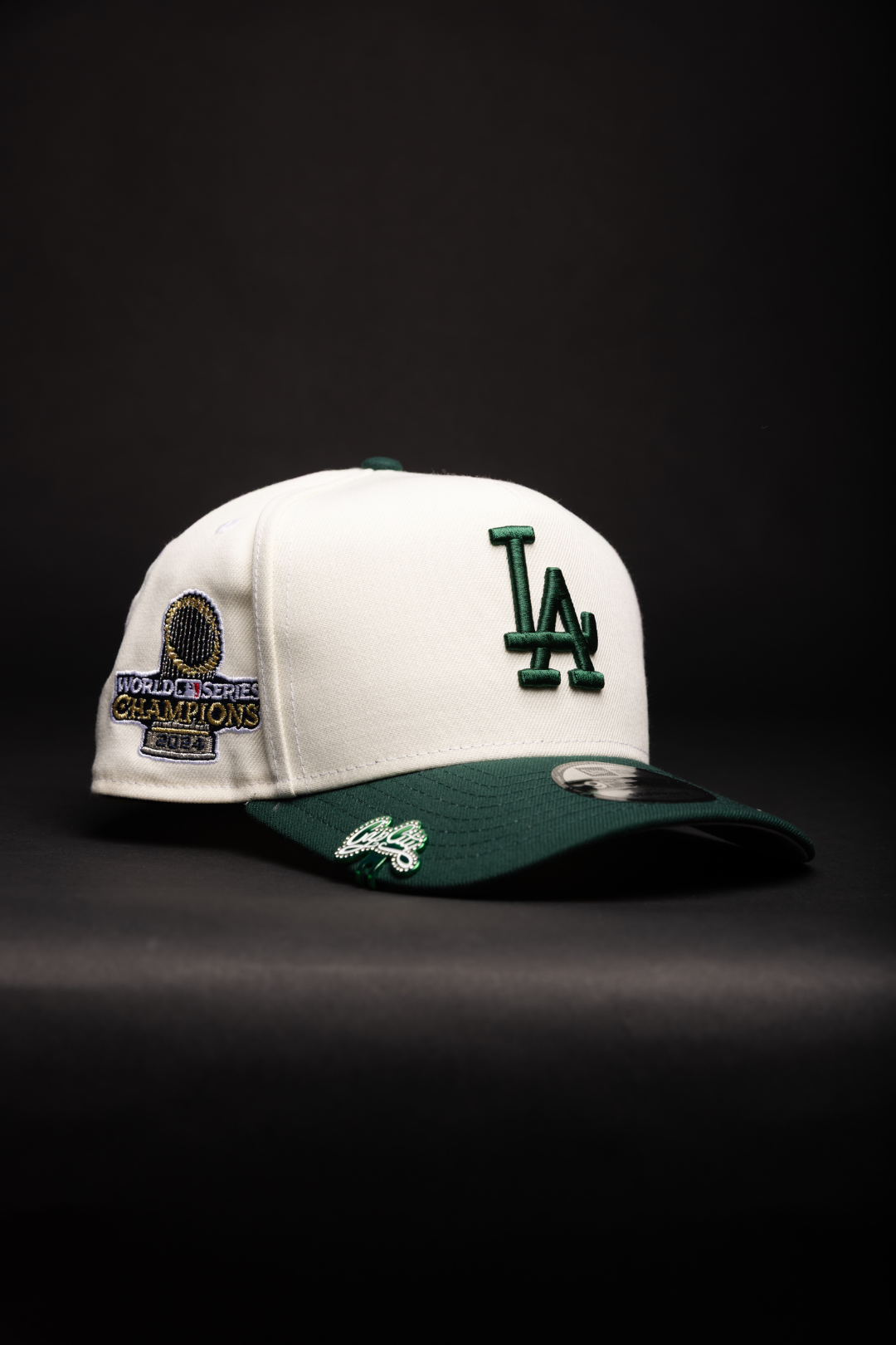 NEW ERA 9FIFTY A-FRAME CHROME/FOREST GREEN LOS ANGELES DODGERS SNAPBACK W/ WORLD SERIES CHAMPIONS SIDE PATCH