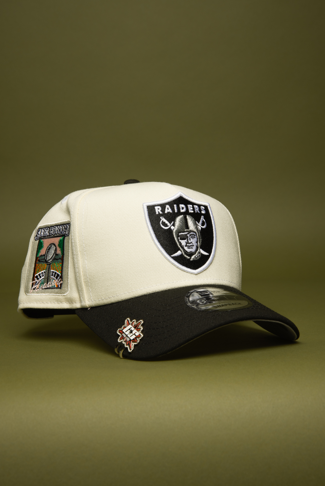 NEW ERA 9FIFTY A-FRAME CHROME/BLACK LAS VEGAS RAIDERS SNAPBACK W/ SUPER BOWL SIDE PATCH