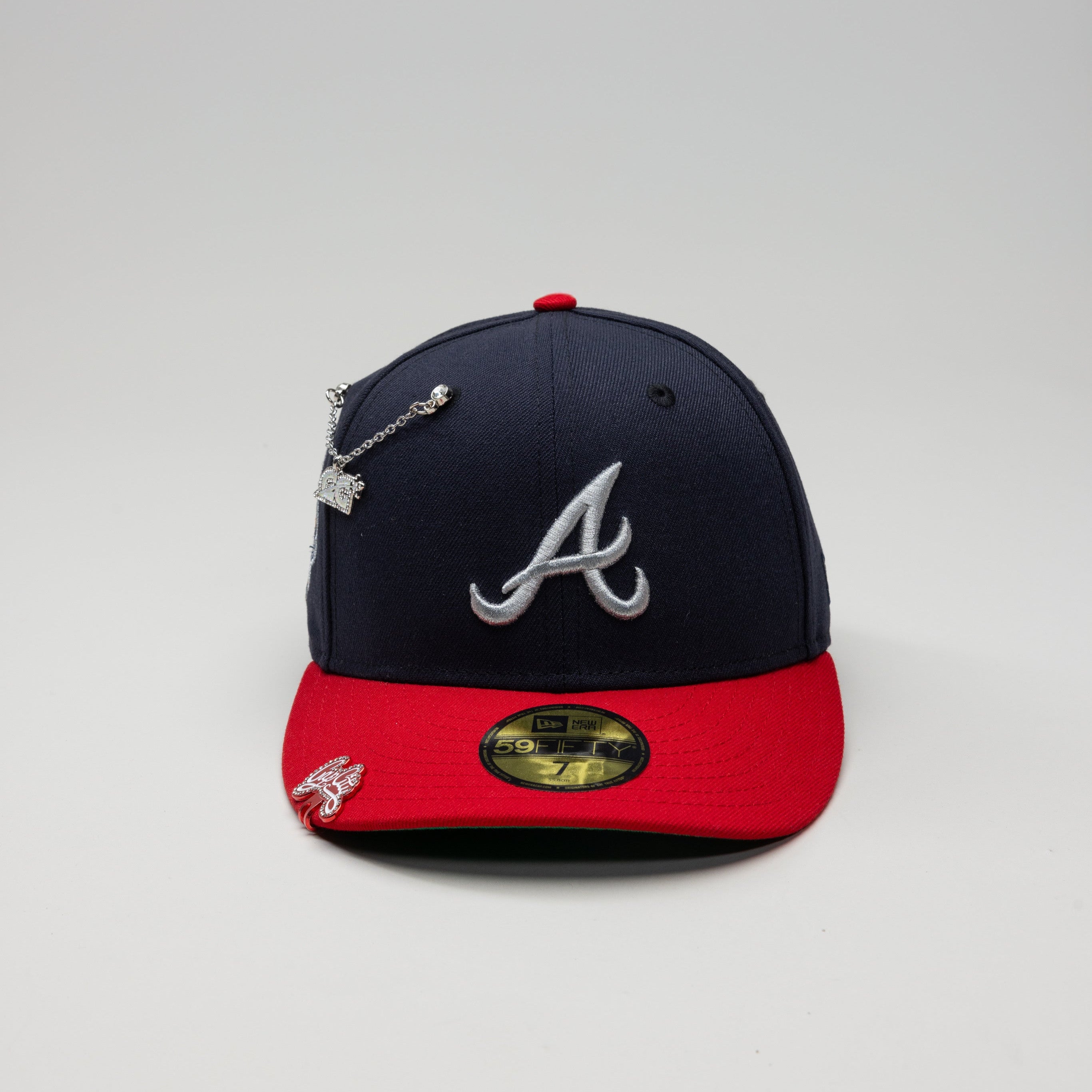 EXCLUSIVO 59FIFTY CHROME WHITE/NAVY ATLANTA BRAVES DE NEW ERA CON PARCHE DE TEMPORADA INAUGURAL 2017 