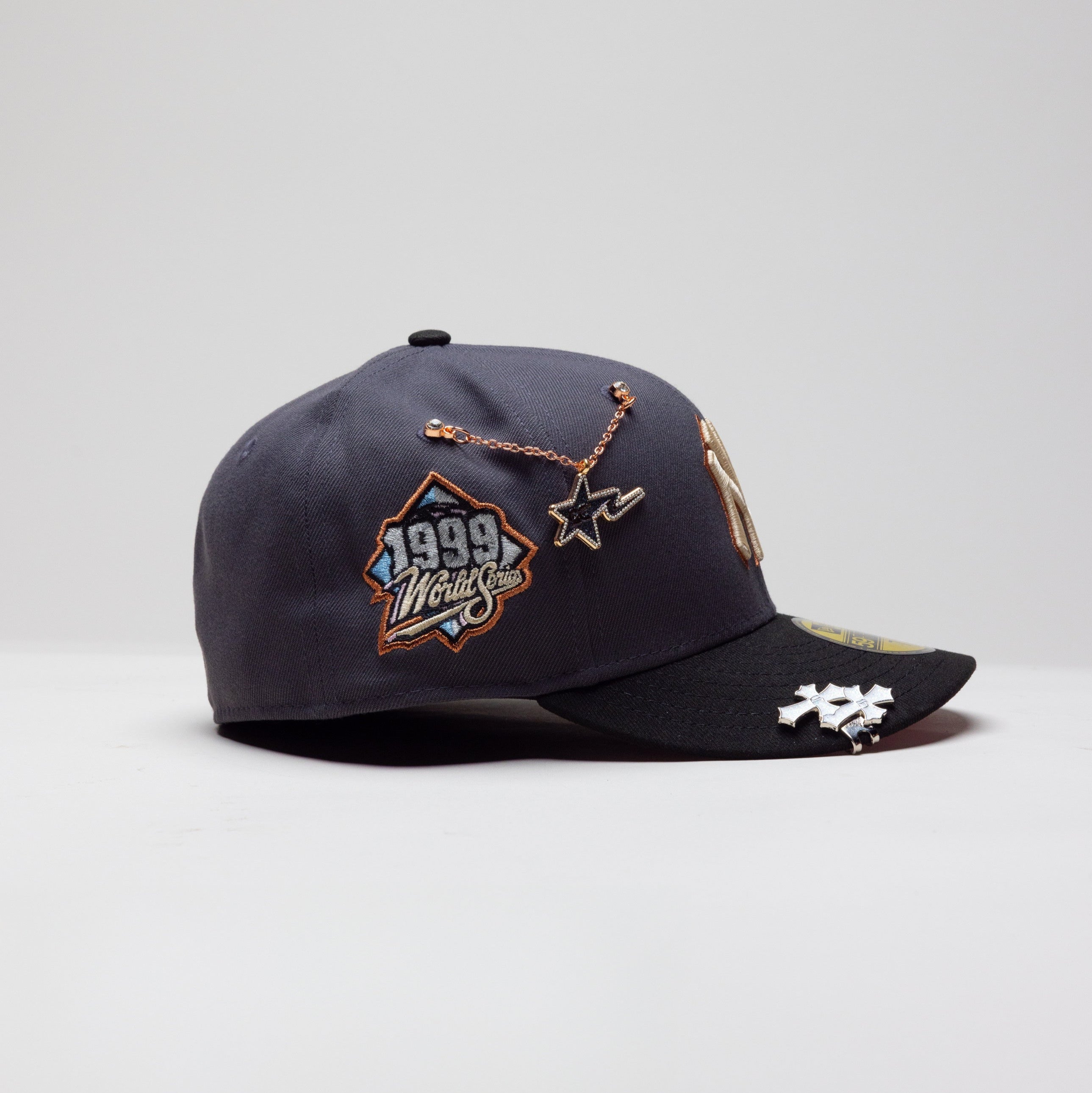 NEW ERA EXCLUSIVE 59FIFTY DARK GREY/ BLACK NEW YORK YANKEES W/ 1999 WORLD SERIES SIDE PATCH