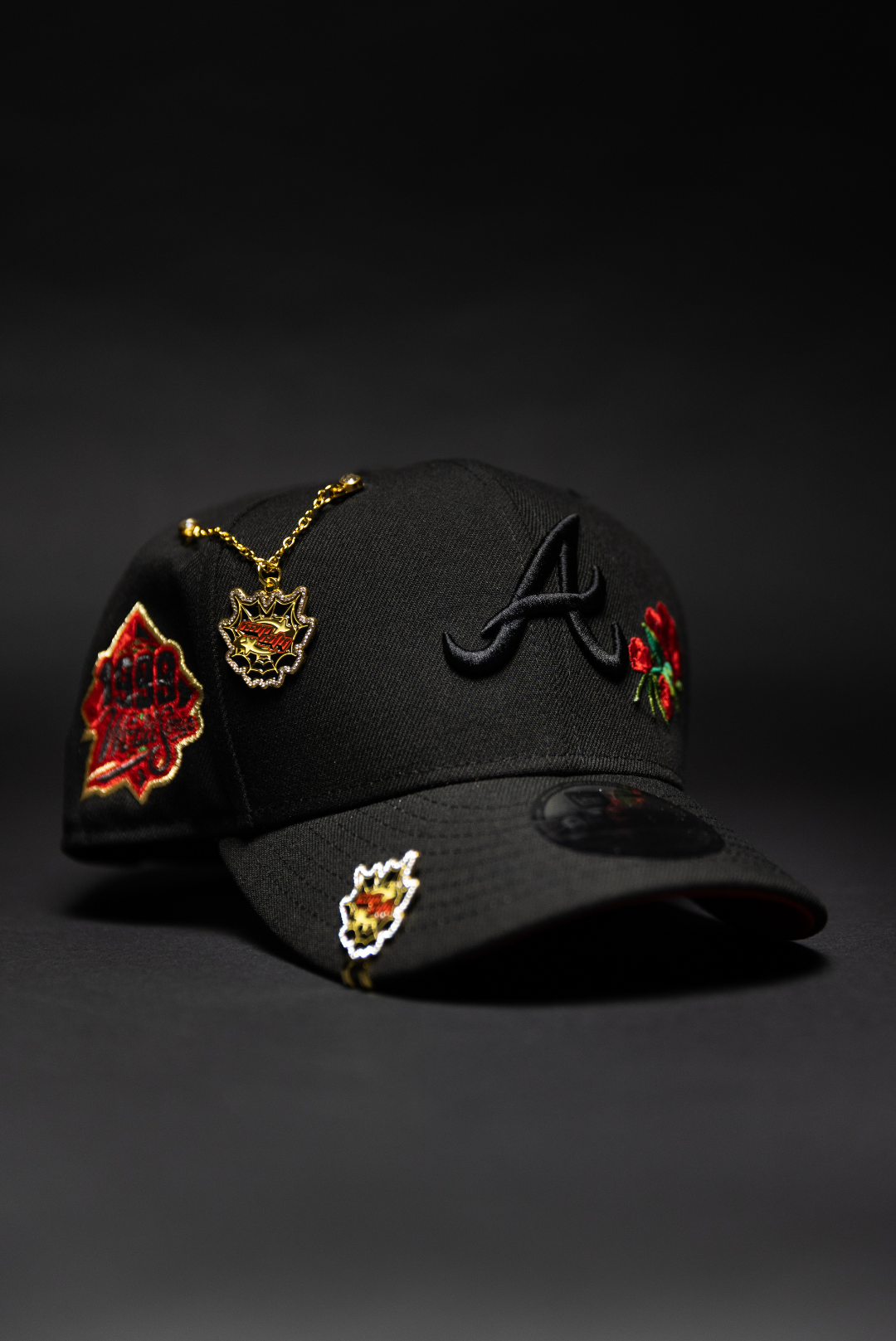NEW ERA EXCLUSIVE 9FIFTY BLACKED OUT ATLANTA BRAVES SNAPBACK W/ 1999 WORLD SERIES SIDE PATCH