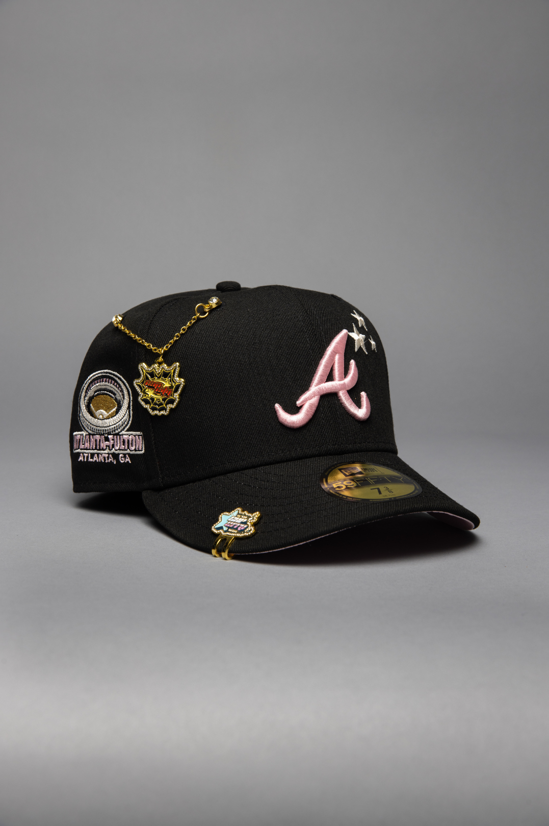 NEW ERA EXCLUSIVE 59FIFTY BLACK ATLANTA BRAVES W/ ATL-FULTON SIDE PATCH