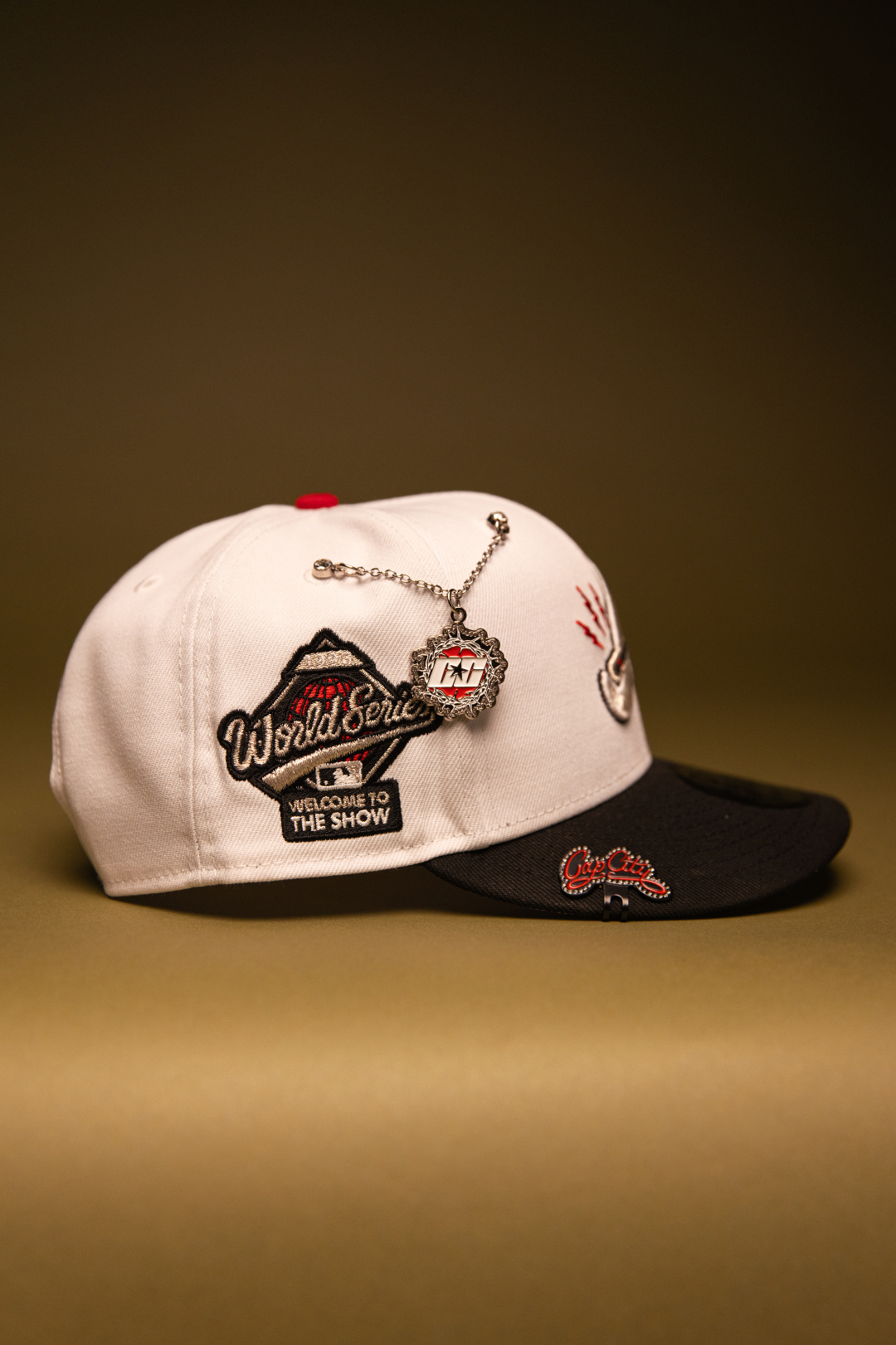 NEW ERA EXCLUSIVE 9FIFTY PEARL WHITE ATLANTA BRAVES SNAPBACK W/ 1995 WORLD SERIES SIDE PATCH