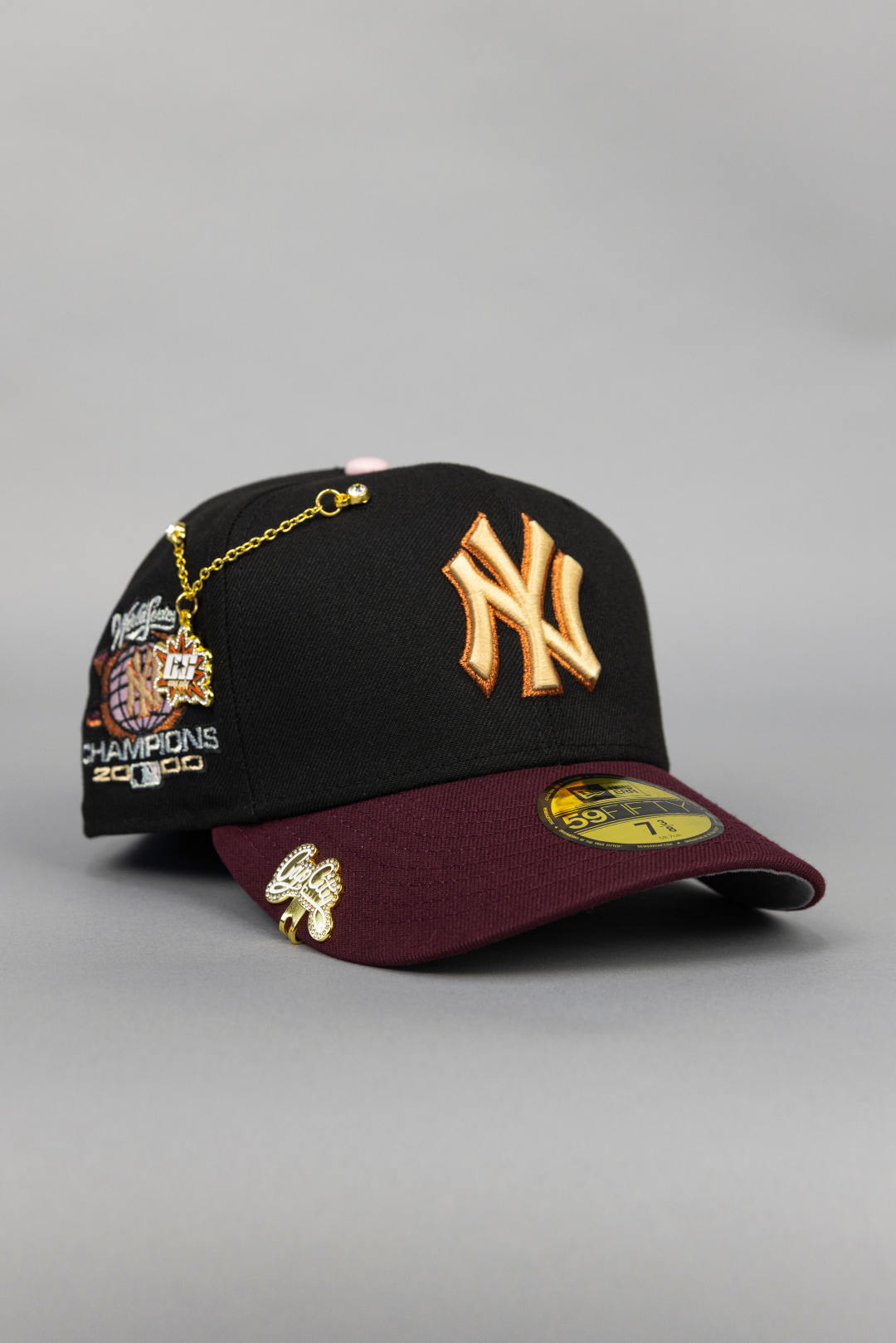 NEW ERA EXCLUSIVE 59FIFTY BLACK/ BURGUNDY NEW YORK YANKEES W/ 2000 WORLD SERIES CHAMPIONS SIDE PATCH