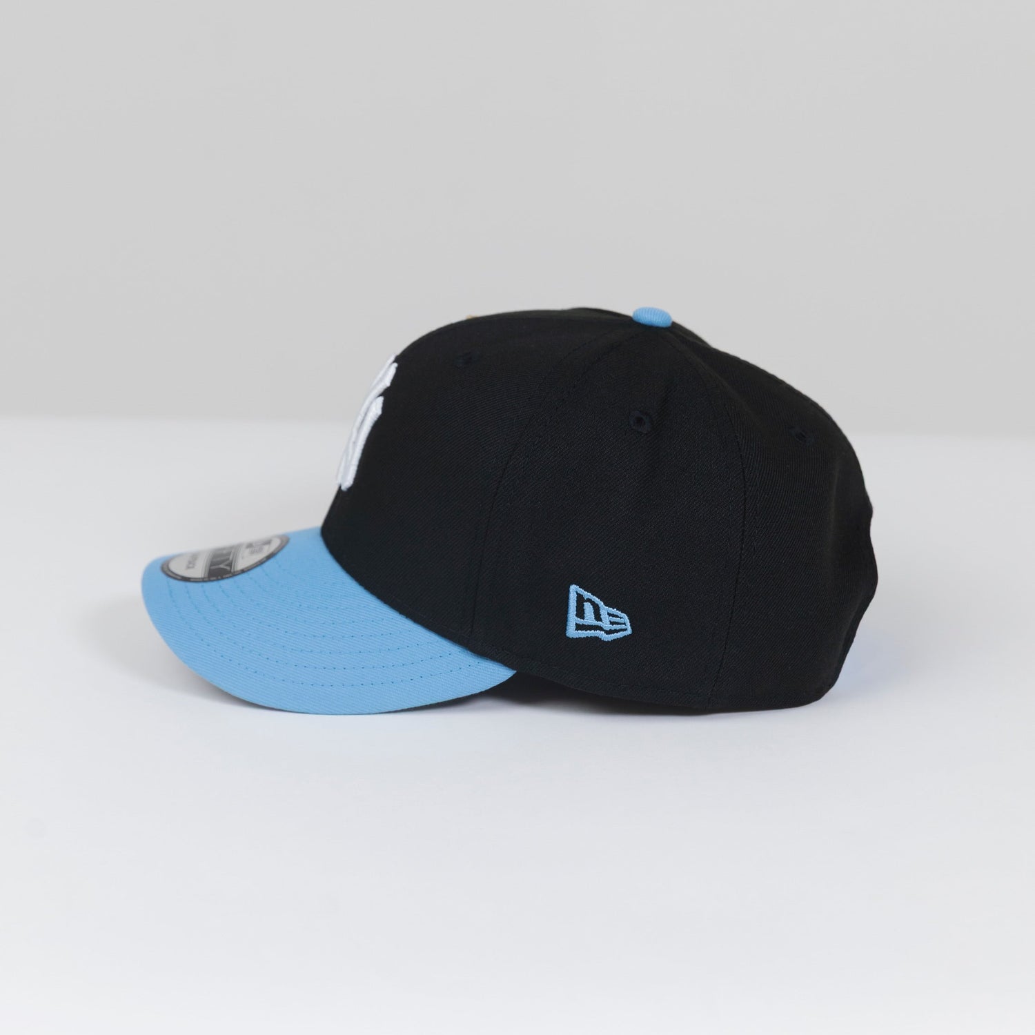 NEW ERA EXCLUSIVE 9FIFTY BLACK/ ICY BLUE NEW YORK YANKEES SNAPBACK W/ 1996 WORLD SERIES SIDE PATCH