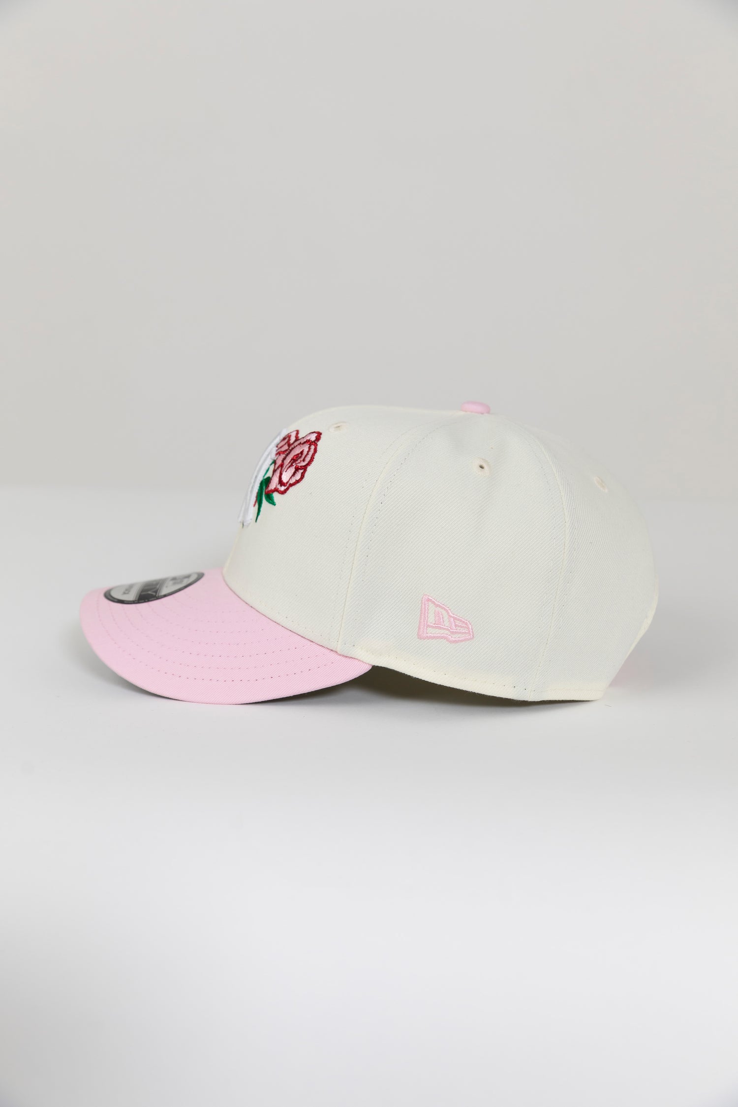 NEW ERA EXCLUSIVE 9FIFTY CHROME/ SOFT PINK NEW YORK YANKEES SNAPBACK W/ RED ROSE + 1999 WORLD SERIES SIDE PATCH