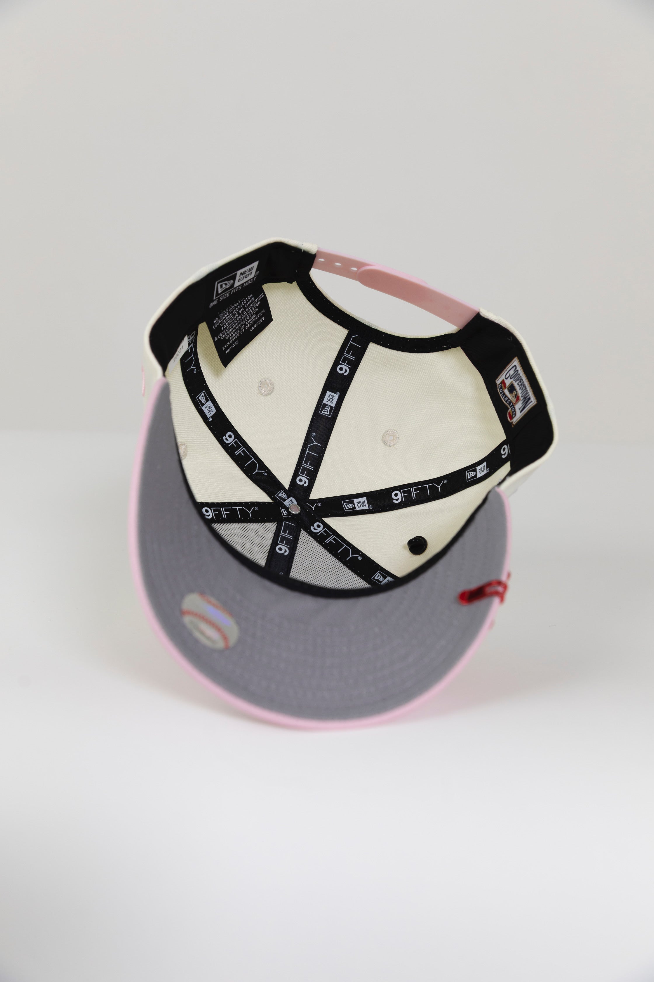 NEW ERA EXCLUSIVE 9FIFTY CHROME/ SOFT PINK NEW YORK YANKEES