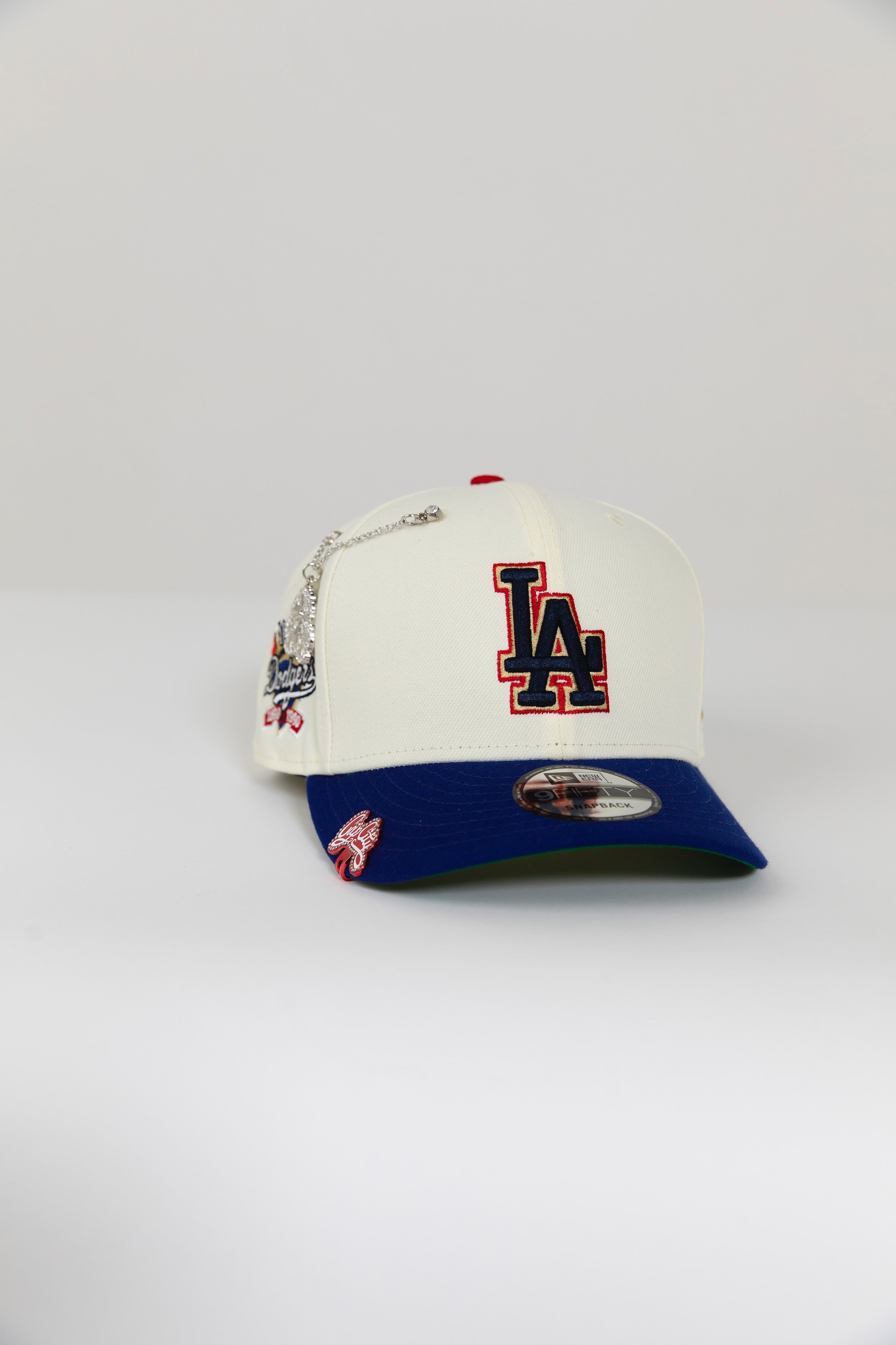 Gorra snapback LOS ANGELES DODGERS EXCLUSIVA DE NEW ERA 9FIFTY CROMADA BLANCA/NOGAL CON PARCHE DEL 60 ANIVERSARIO 