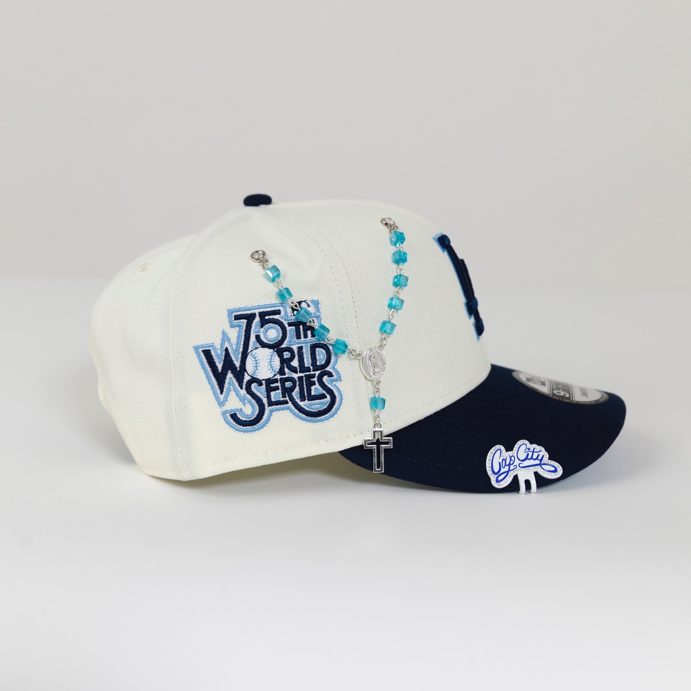 Gorra snapback LOS ANGELES DODGERS EXCLUSIVA DE NEW ERA 9FIFTY CROMADA BLANCA/NOGAL CON PARCHE DEL 60 ANIVERSARIO 