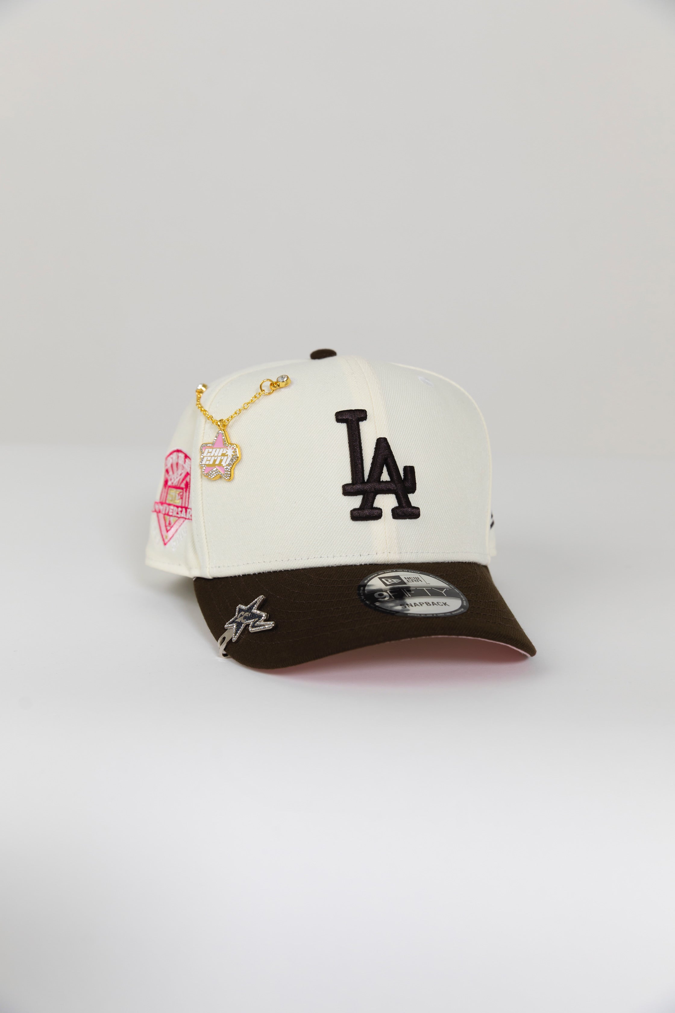 Gorra snapback LOS ANGELES DODGERS EXCLUSIVA DE NEW ERA 9FIFTY CROMADA BLANCA/NOGAL CON PARCHE DEL 60 ANIVERSARIO 