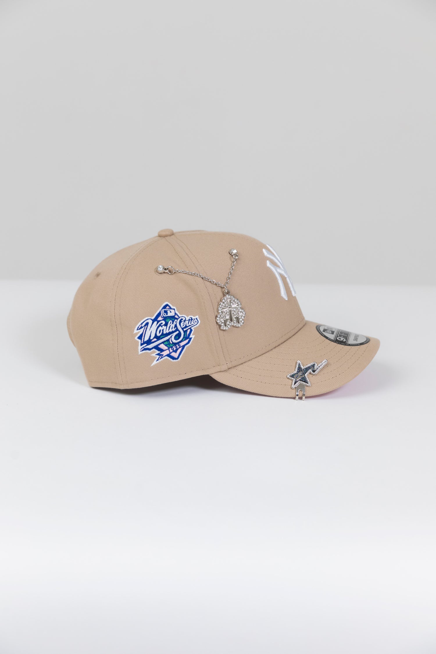 NEW ERA EXCLUSIVE 9FIFTY LIGHT KHAKI NEW YORK YANKEES SNAPBACK W/ PINK ROSE + 1995 WORLD SERIES SIDE PATCH