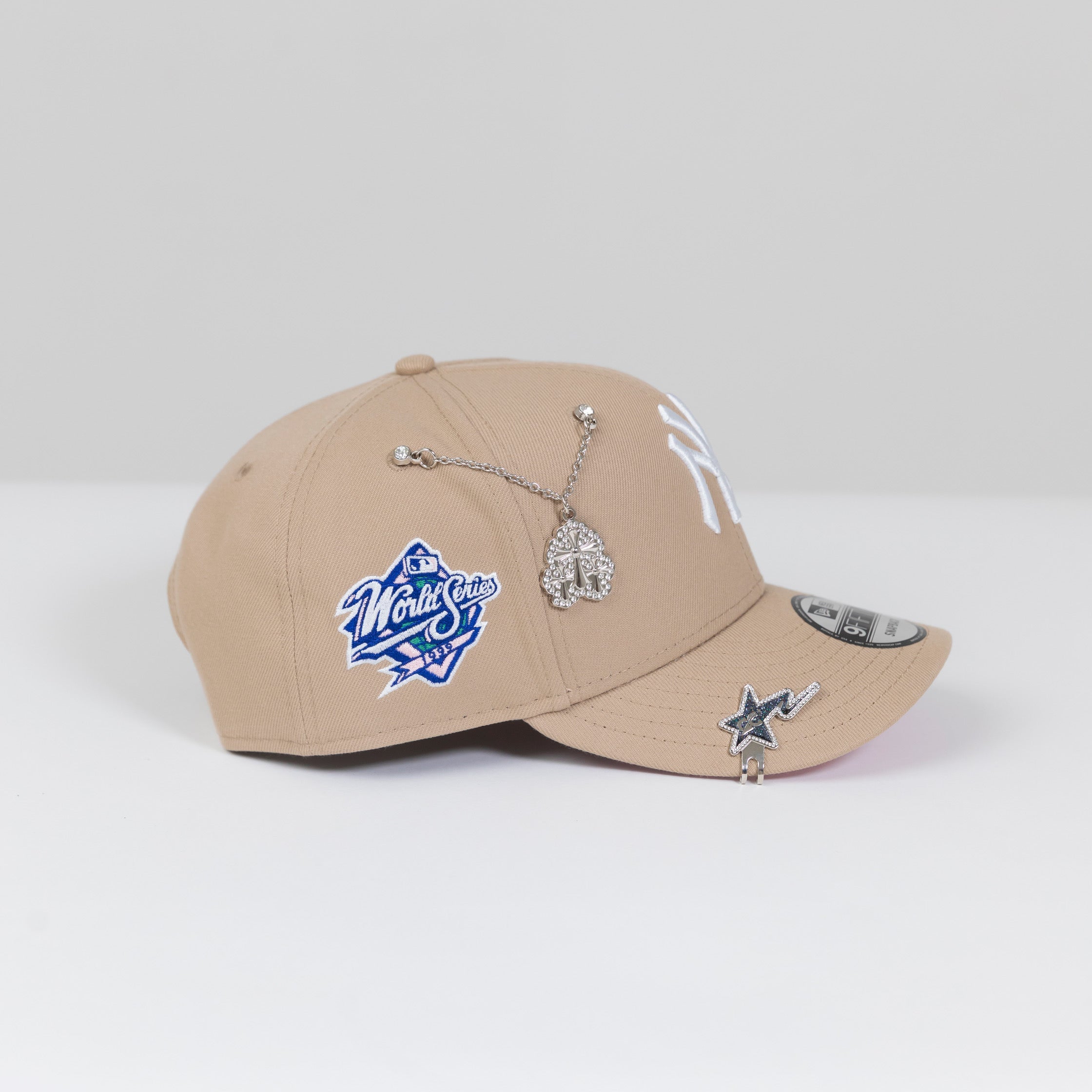NEW ERA EXCLUSIVE 9FIFTY LIGHT KHAKI NEW YORK YANKEES SNAPBACK W/ PINK ROSE + 1995 WORLD SERIES SIDE PATCH