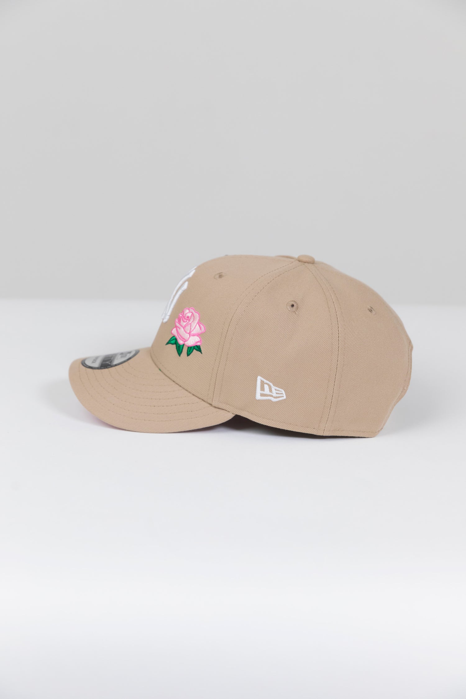 NEW ERA EXCLUSIVE 9FIFTY LIGHT KHAKI NEW YORK YANKEES SNAPBACK W/ PINK ROSE + 1995 WORLD SERIES SIDE PATCH