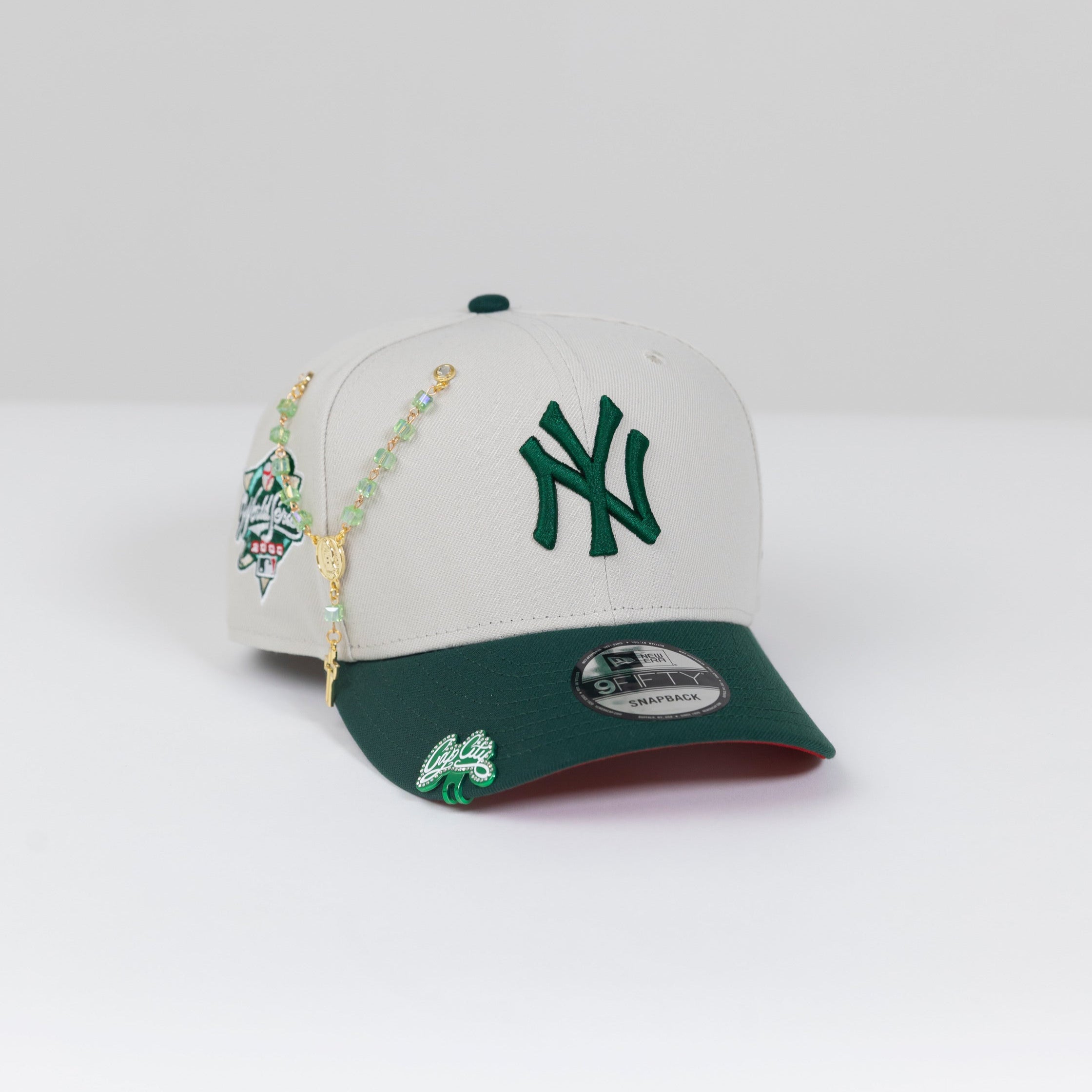 NEW ERA EXCLUSIVE 9FIFTY STONE GREY/ FOREST GREEN NEW YORK YANKEES SNAPBACK W/ 2000 WORLD SERIES SIDE PATCH