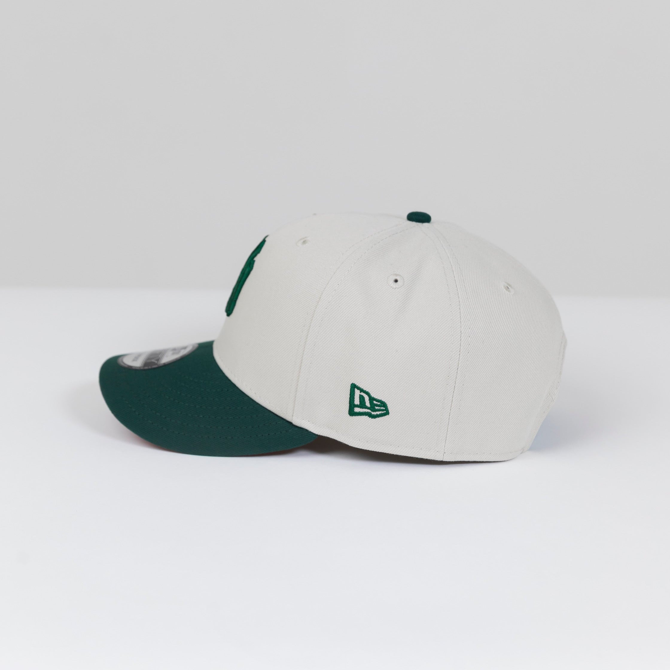 NEW ERA EXCLUSIVE 9FIFTY STONE GREY/ FOREST GREEN NEW YORK YANKEES SNAPBACK W/ 2000 WORLD SERIES SIDE PATCH