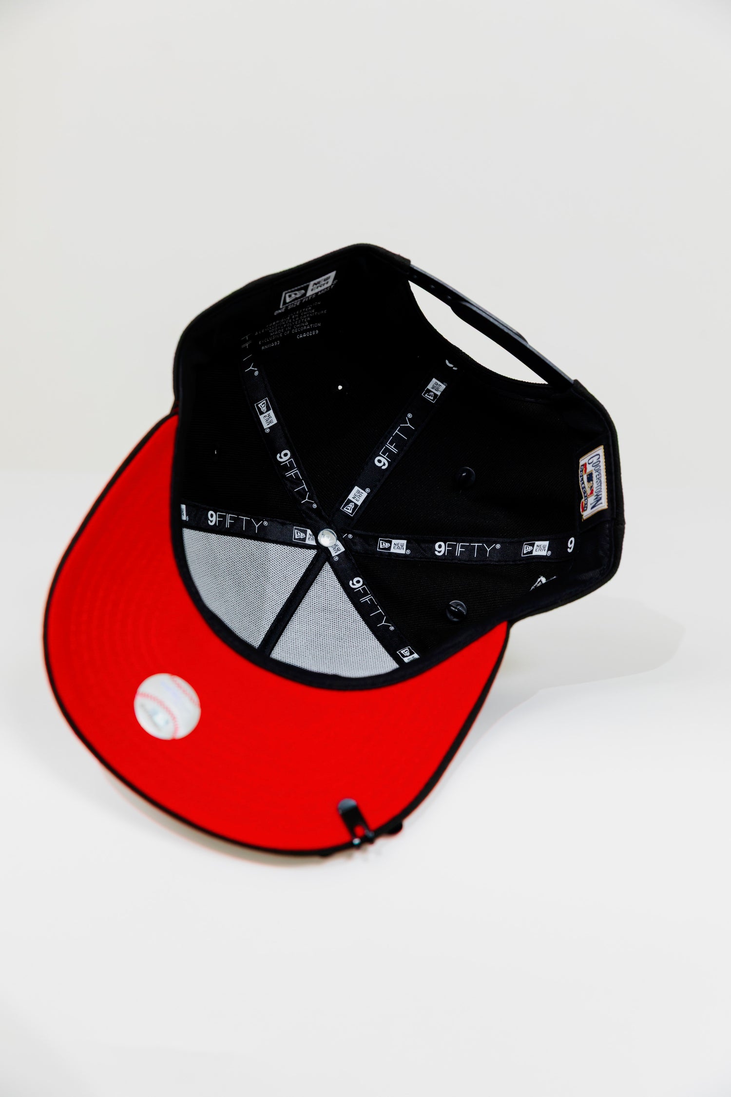 NEW ERA EXCLUSIVE 9FIFTY A-FRAME BLACK NEW YORK YANKEES SNAPBACK W/ RED HEART + 2000 WORLD SERIES SIDE PATCH