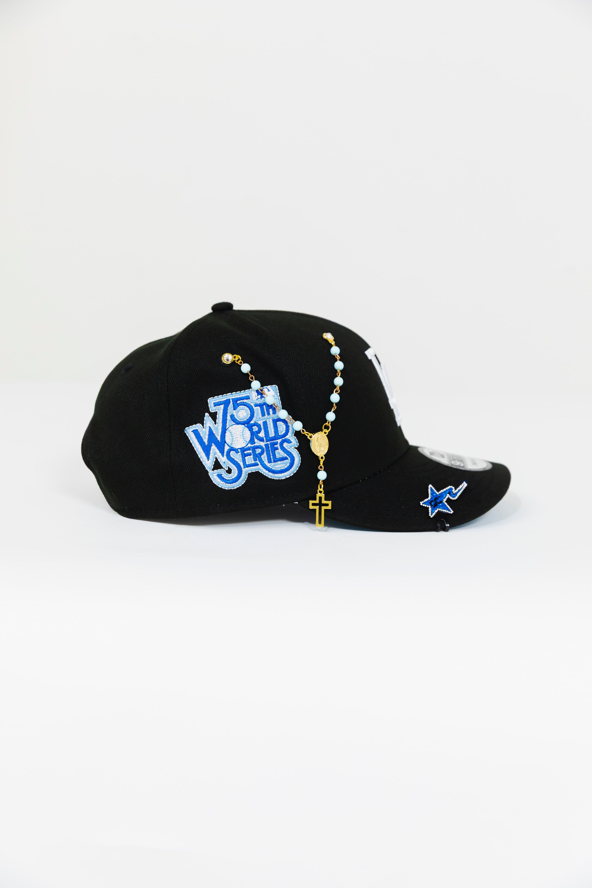 SNAPBACK DE LOS ANGELES DODGERS EXCLUSIVO DE NEW ERA 9FIFTY CHROME WHITE/MOCHA CON PARCHE DE LA 75TH WORLD SERIES 
