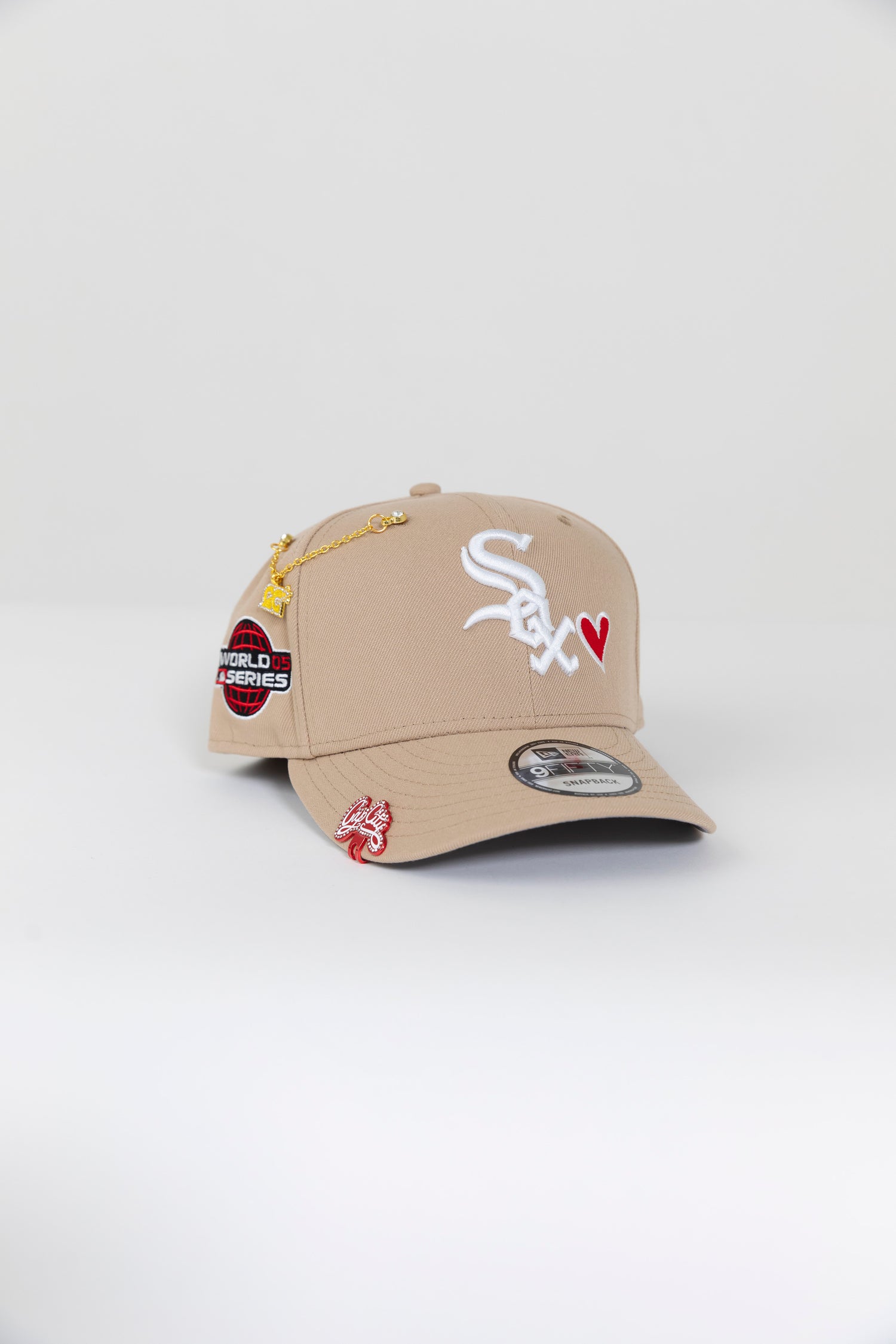 NEW ERA EXCLUSIVE 9FIFTY LIGHT KHAKI CHICAGO WHITE SOX SNAPBACK W/ RED HEART + 2005 WORLD SERIES SIDE PATCH
