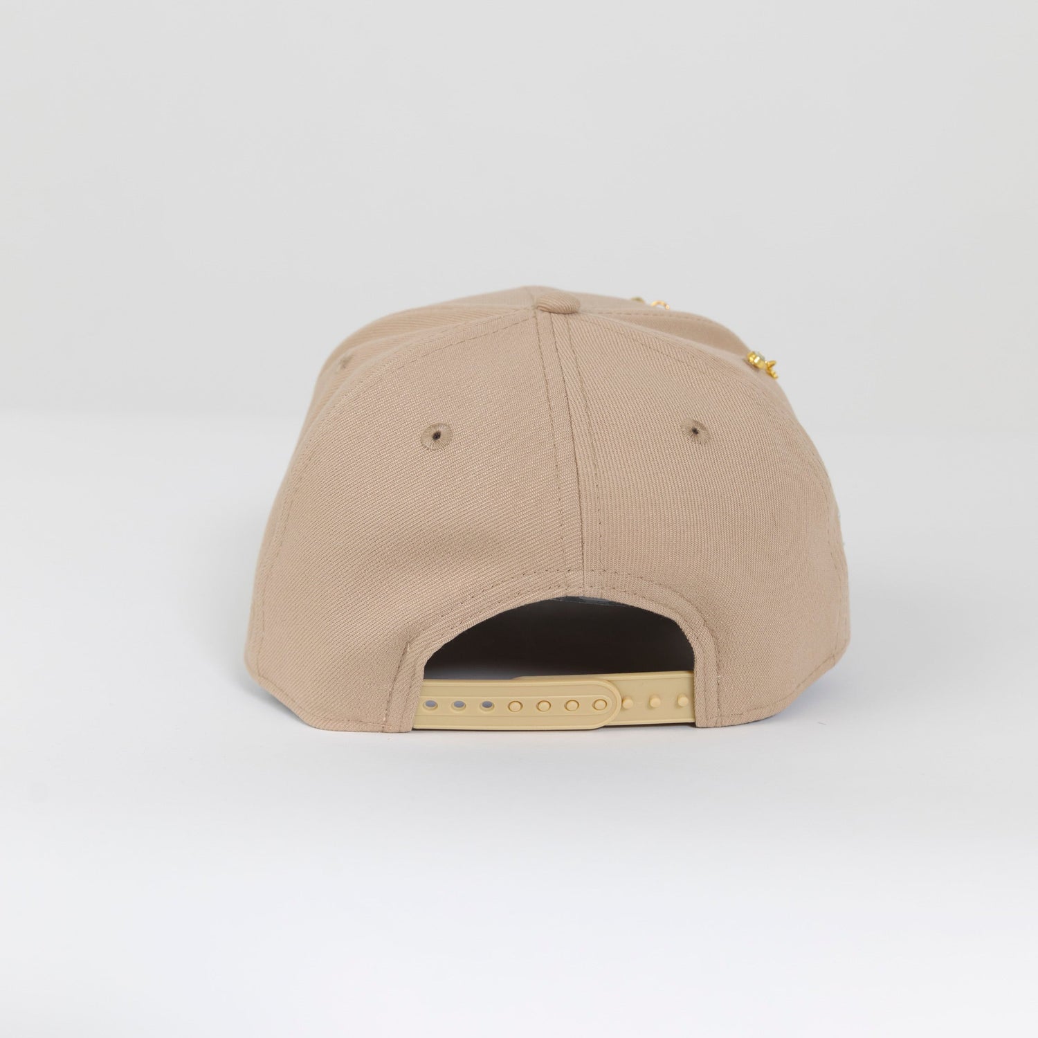 NEW ERA EXCLUSIVE 9FIFTY LIGHT KHAKI CHICAGO WHITE SOX SNAPBACK W/ RED HEART + 2005 WORLD SERIES SIDE PATCH