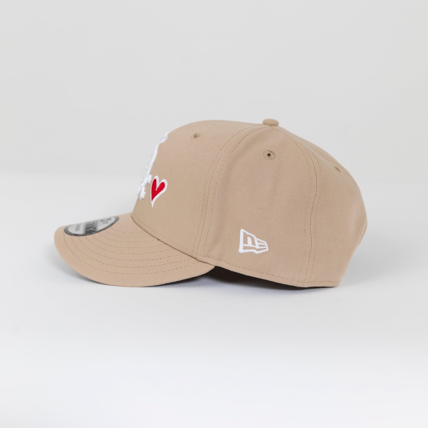 NEW ERA EXCLUSIVE 9FIFTY LIGHT KHAKI CHICAGO WHITE SOX SNAPBACK W/ RED HEART + 2005 WORLD SERIES SIDE PATCH