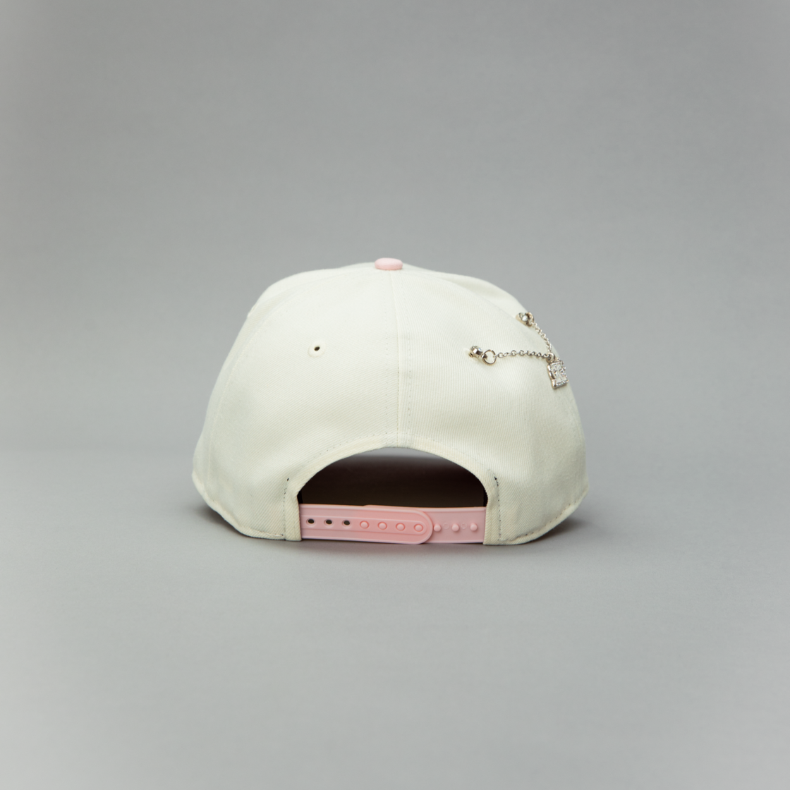 NEW ERA EXCLUSIVE 9FIFTY A-FRAME CHROME/ PINK NEW YORK YANKEES SNAPBACK W/ ROSES + 1997 WORLD SERIES SIDE PATCH