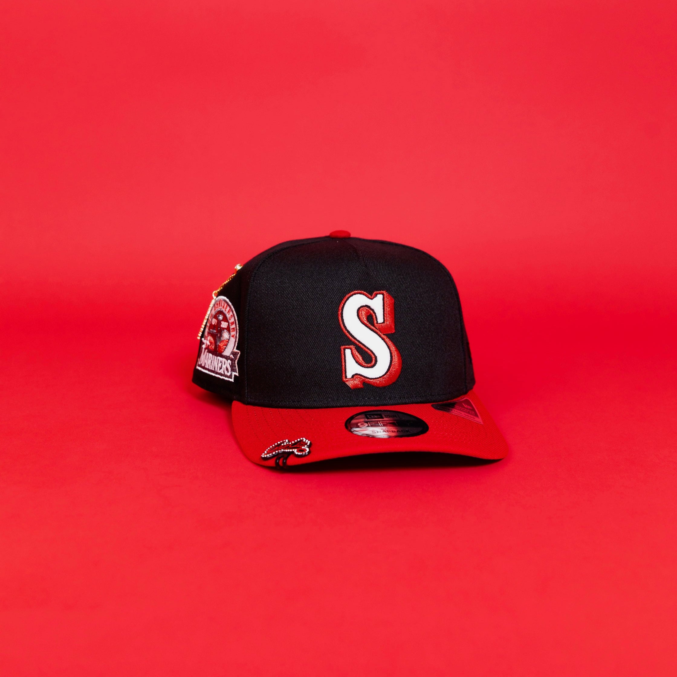 NEW ERA EXCLUSIVE 9FIFTY A-FRAME BLACK/ RED SEATTLE MARINERS SNAPBACK W/ 30TH ANNIVERSARY SIDE PATCH