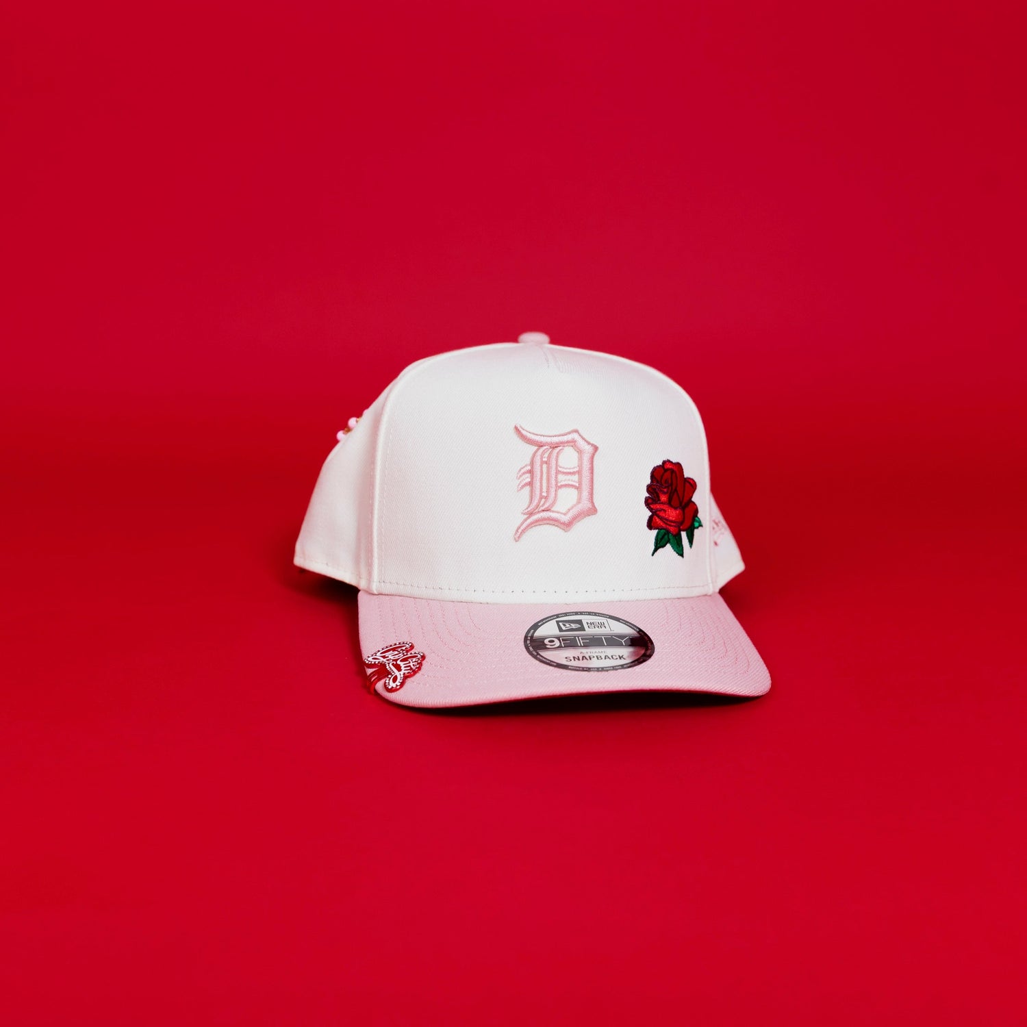 NEW ERA EXCLUSIVE 9FIFTY A-FRAME CHROME/ SOFT PINK DETROIT TIGERS SNAPBACK W/ ROSE