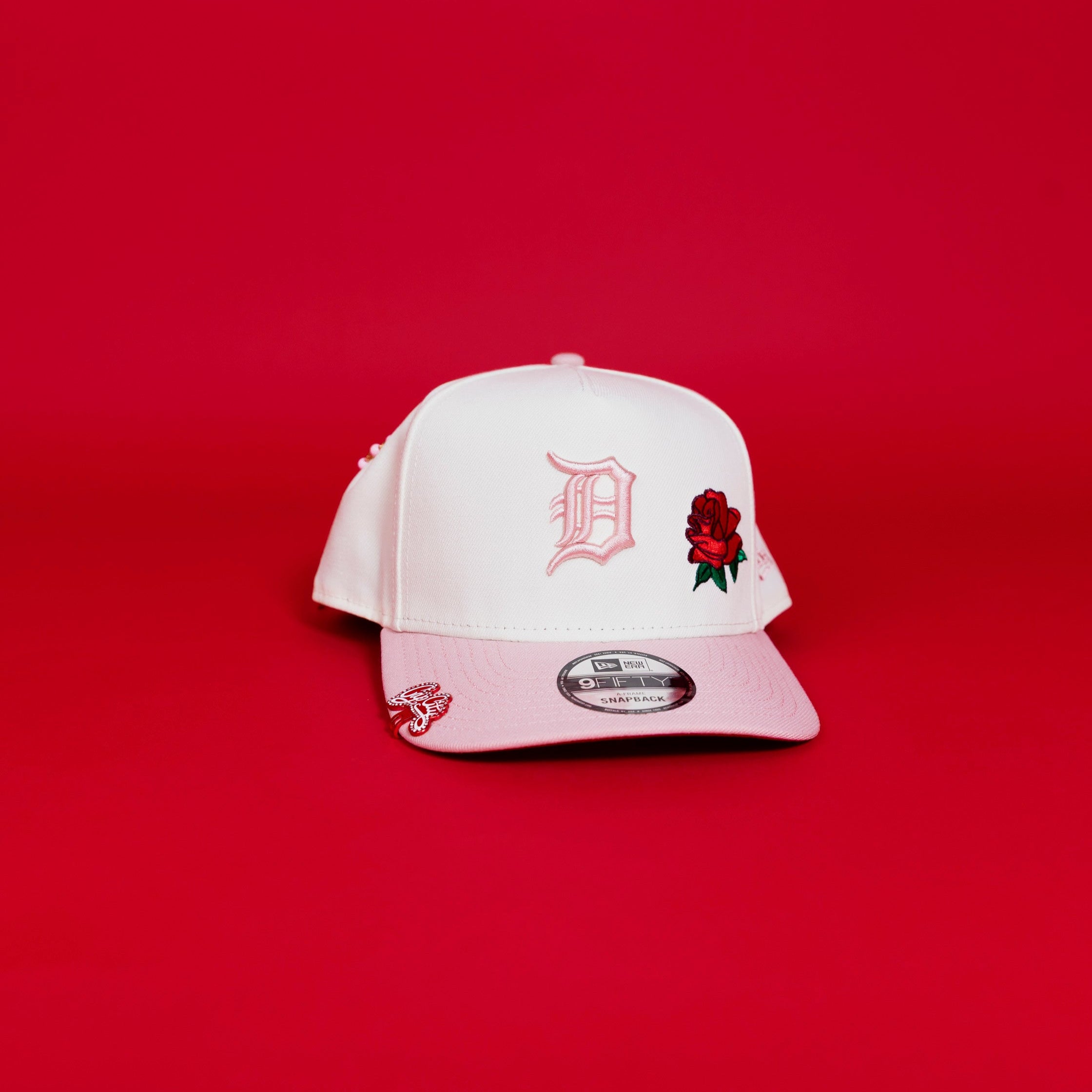NEW ERA EXCLUSIVE 9FIFTY A-FRAME CHROME/ SOFT PINK DETROIT TIGERS SNAPBACK W/ ROSE