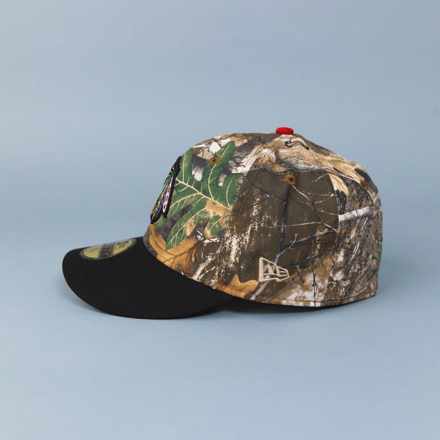 NEW ERA 59FIFTY REALTREE/ BLACK CHICAGO BLACKHAWKS W/ 75TH ANNIVERSARY SIDE PATCH