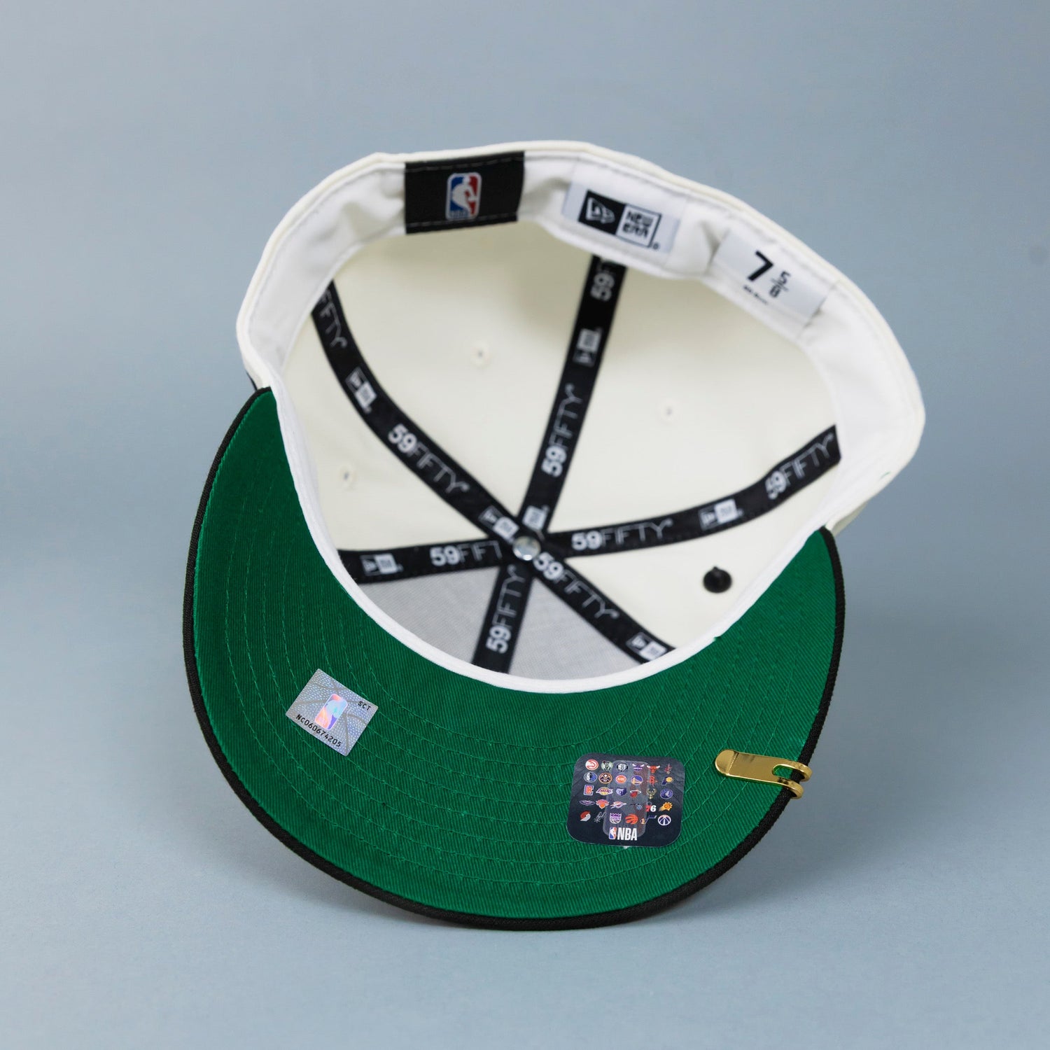 NEW ERA EXCLUSIVE 59FIFTY CHROME/ BLACK LOS ANGELES LAKERS SCRIPT W/ 17X CHAMPIONS SIDE PATCH