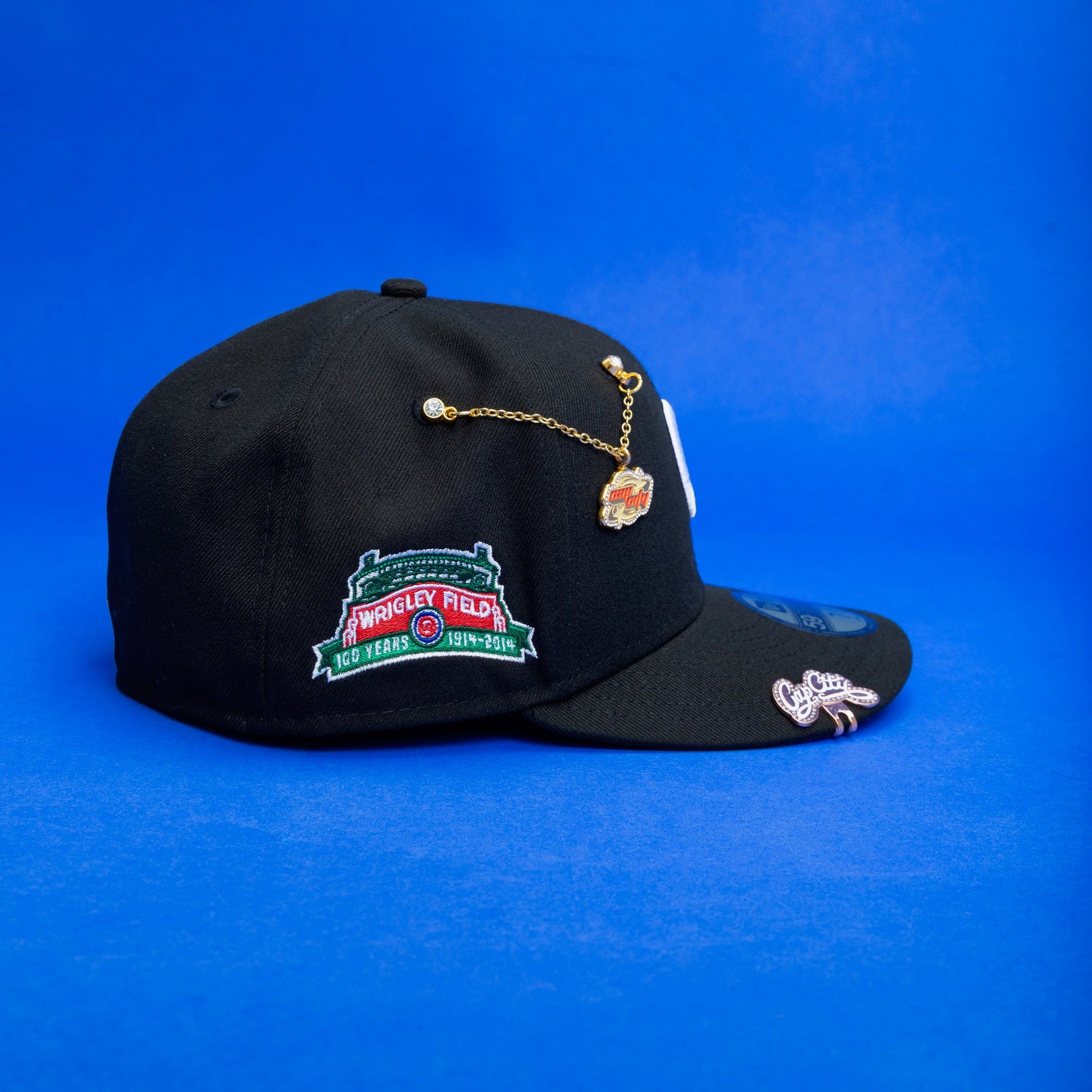 NEW ERA EXCLUSIVE 59FIFTY BLACK CHICAGO CUBS W/ WRIGLEY FIELD SIDE PATCH