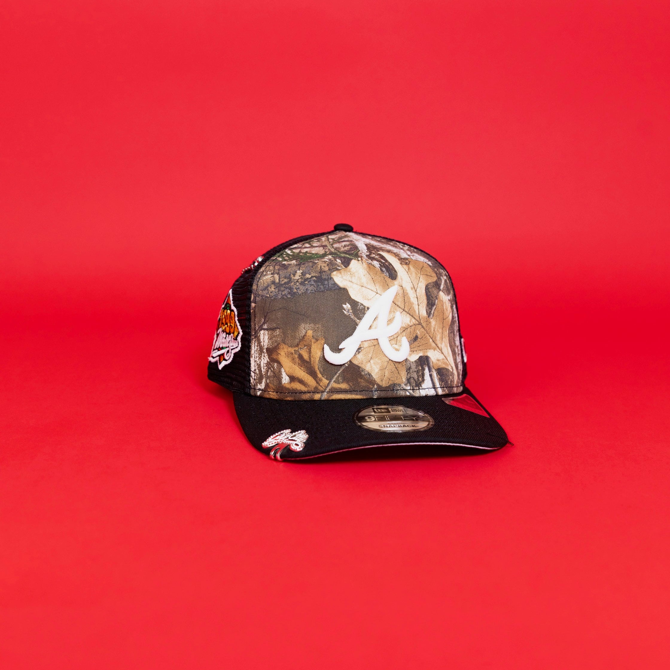NEW ERA EXCLUSIVE 9FIFTY A-FRAME REALTREE ATLANTA BRAVES MESHBACK SNAPBACK W/ 1999 WORLD SERIES SIDE PATCH