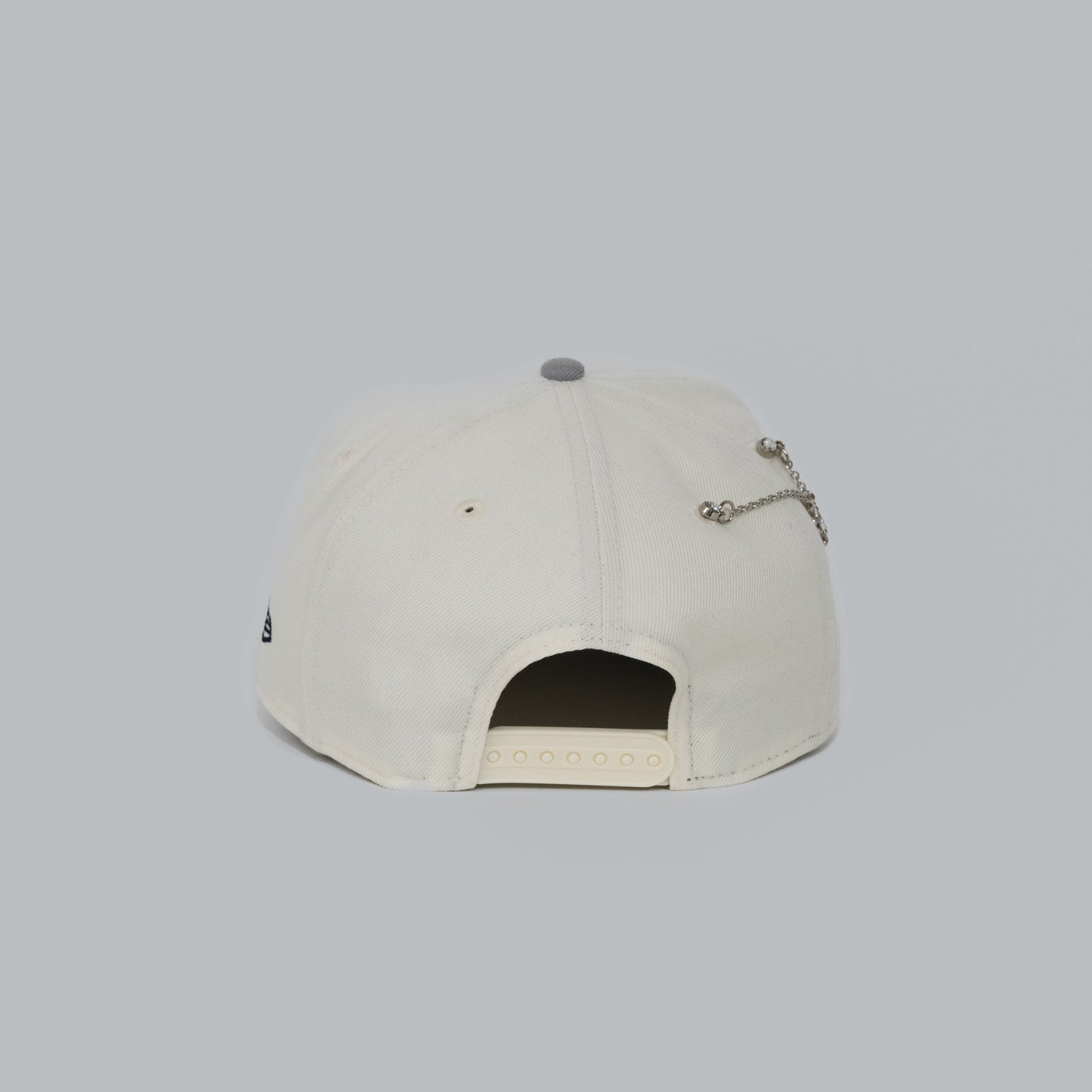NEW ERA EXCLUSIVE 9FIFTY A-FRAME CHROME/ NAVY NEW YORK YANKEES SNAPBACK W/ 1996 WORLD SERIES SIDE PATCH