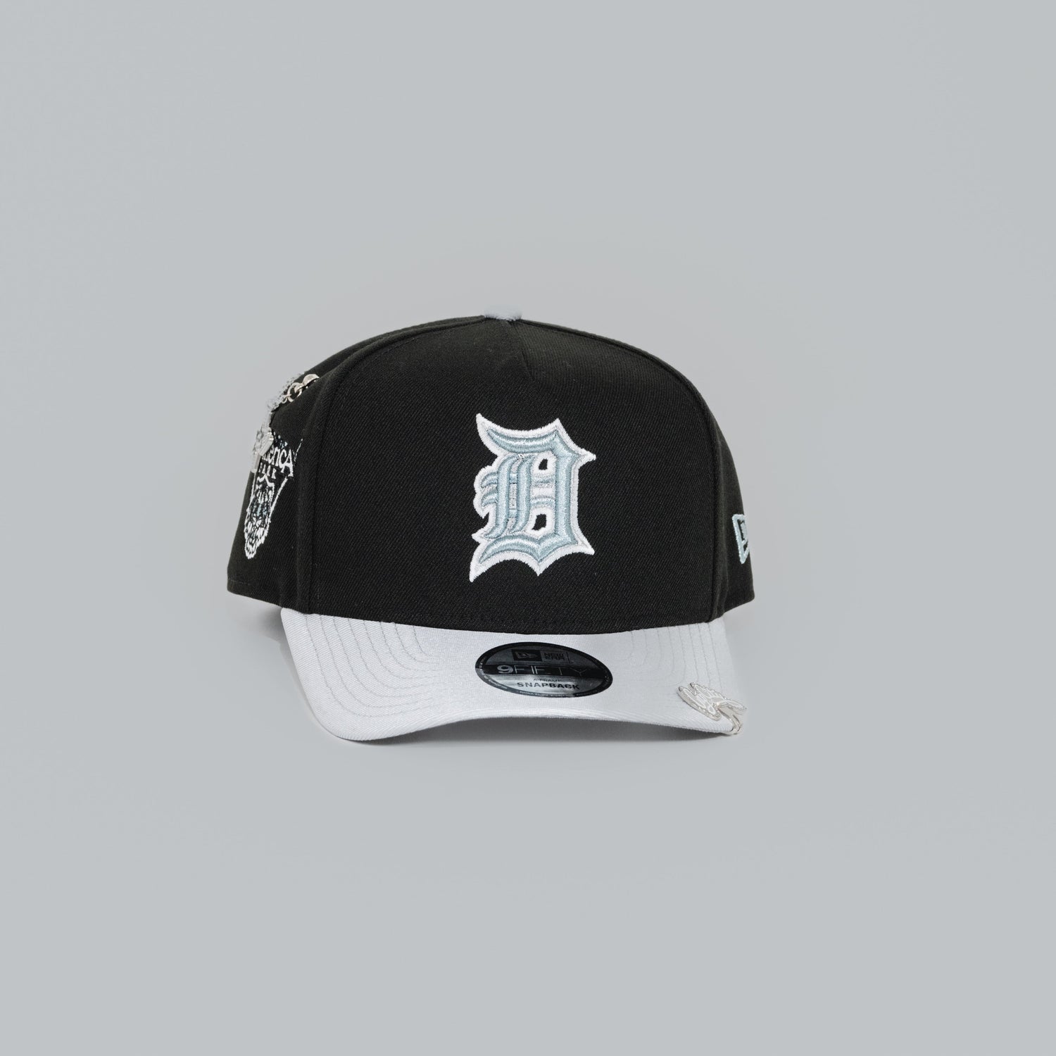 NEW ERA EXCLUSIVE 9FIFTY A-FRAME BLACK/ SILVER DETROIT TIGERS SNAPBACK W/ COMERICA PARK SIDE PATCH