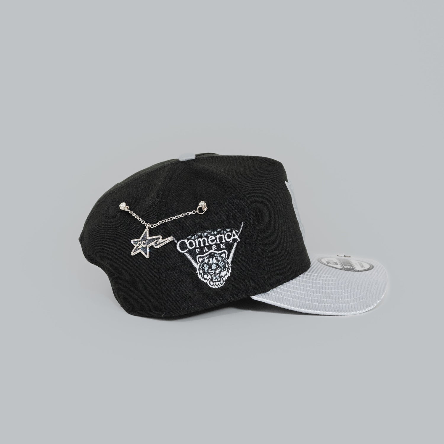 NEW ERA EXCLUSIVE 9FIFTY A-FRAME BLACK/ SILVER DETROIT TIGERS SNAPBACK W/ COMERICA PARK SIDE PATCH