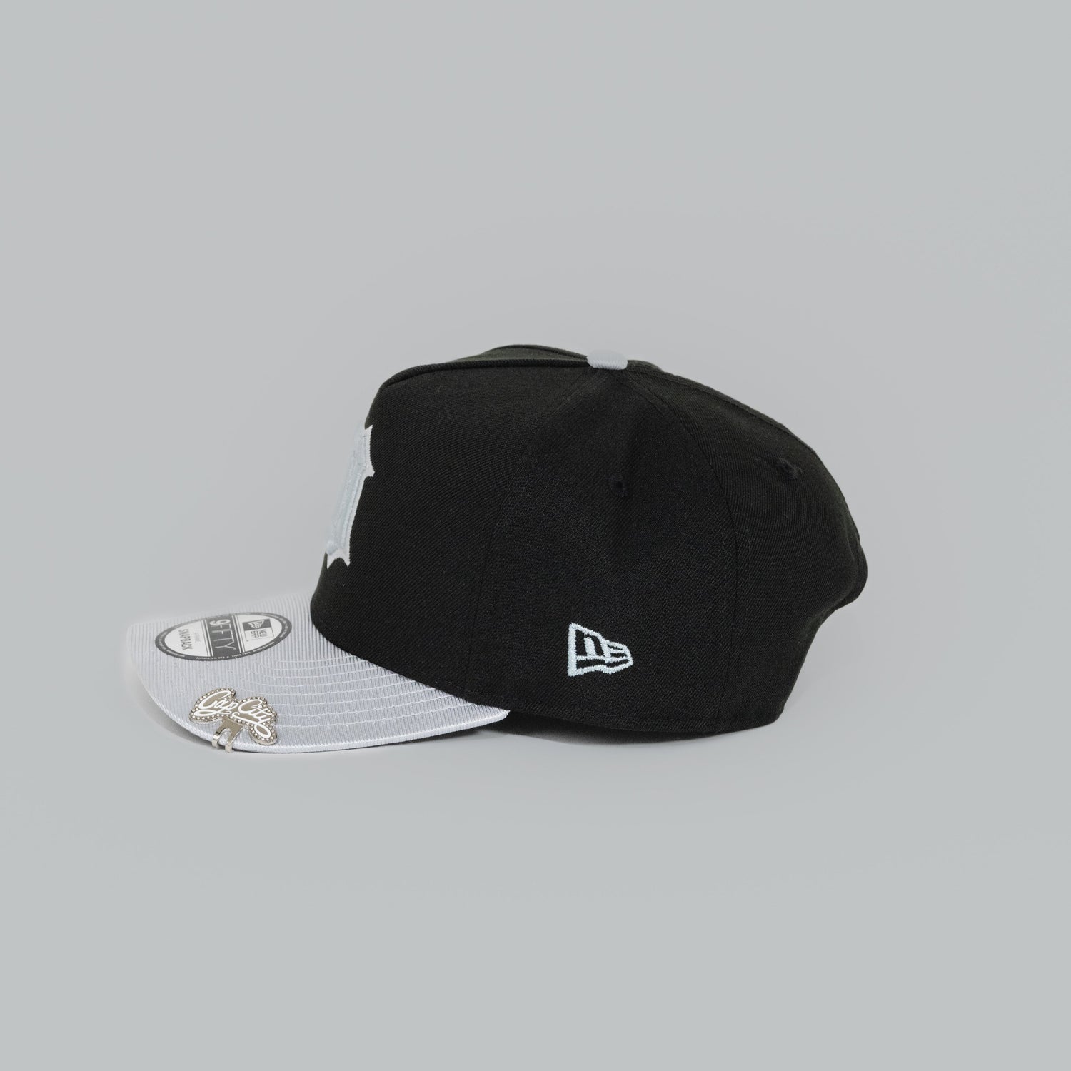 NEW ERA EXCLUSIVE 9FIFTY A-FRAME BLACK/ SILVER DETROIT TIGERS SNAPBACK W/ COMERICA PARK SIDE PATCH