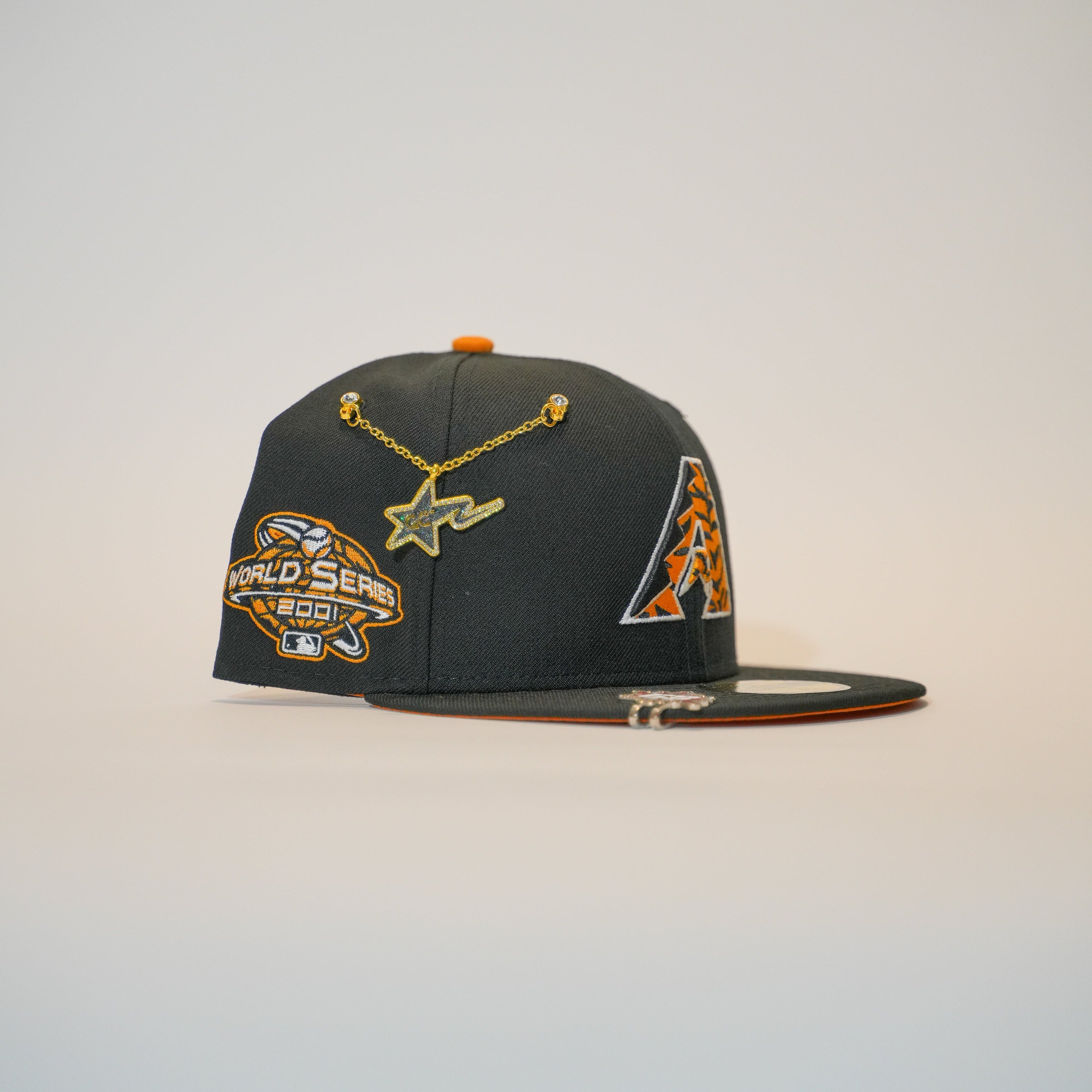 EXCLUSIVO NEW ERA 59FIFTY CHROME BLANCO/VERDE OLIVA ARIZONA DIAMONDBACKS CON PARCHE DE TEMPORADA INAUGURAL 1998 