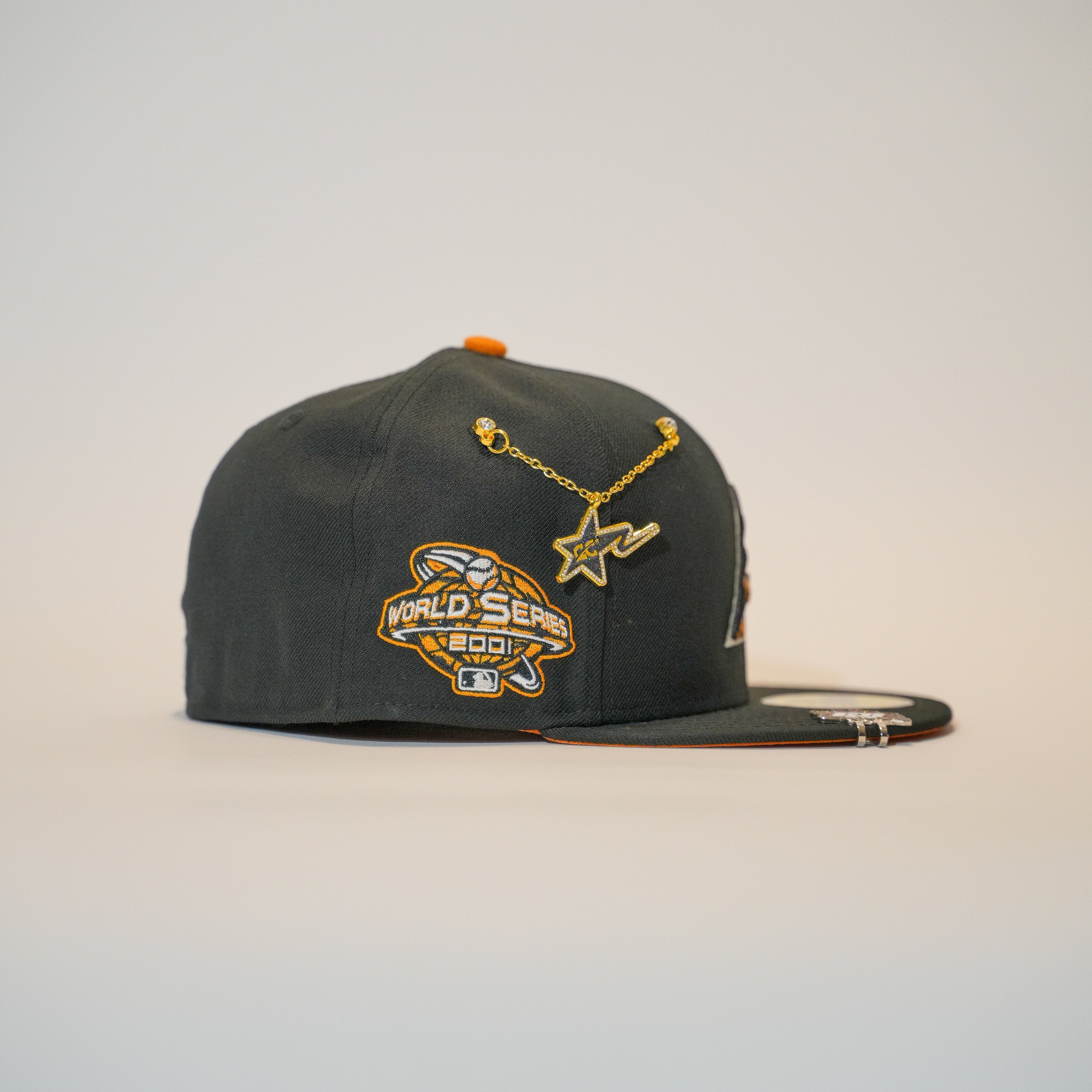 EXCLUSIVO NEW ERA 59FIFTY CHROME BLANCO/VERDE OLIVA ARIZONA DIAMONDBACKS CON PARCHE DE TEMPORADA INAUGURAL 1998 