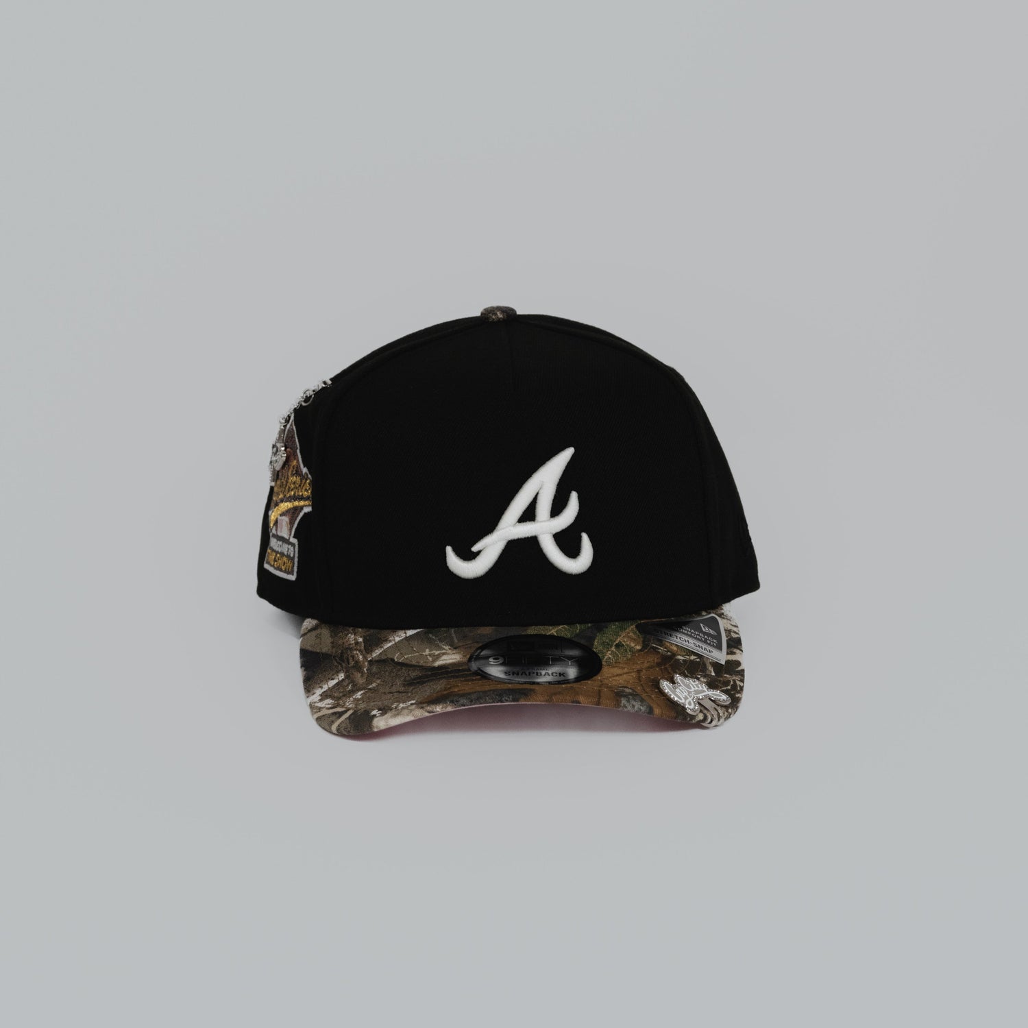 NEW ERA EXCLUSIVE 9FIFTY A-FRAME BLACK/ REALTREE ATLANTA BRAVES SNAPBACK W/ "WELCOME TO THE SHOW" SIDE PATCH